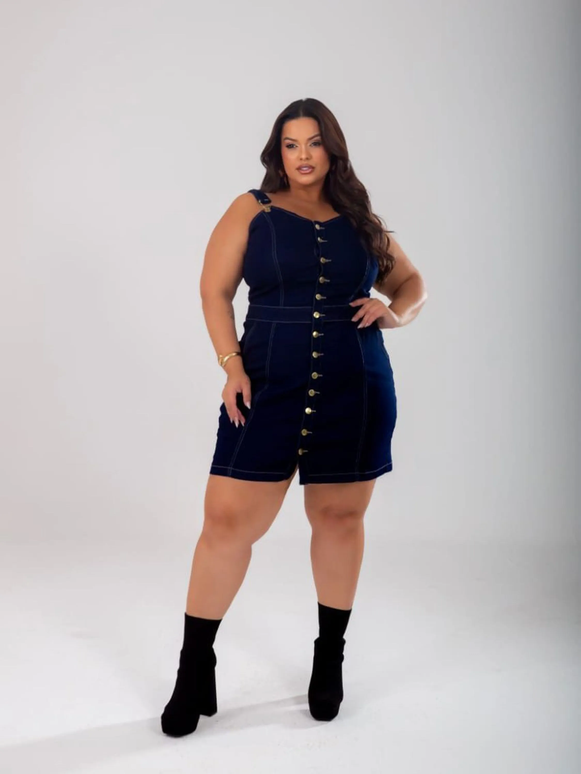 Vestido Plus Size Jeans com lycra com botões e fivela