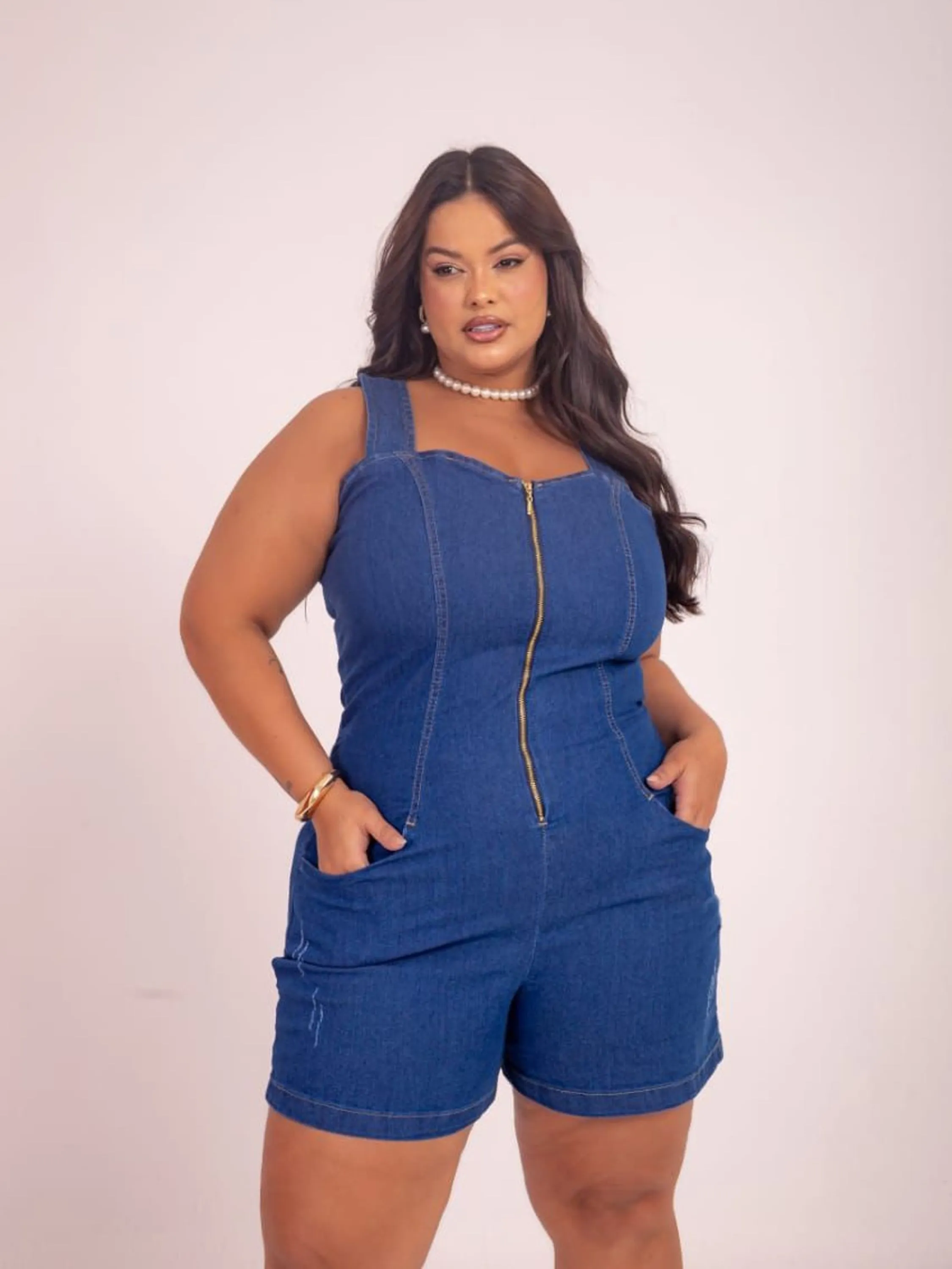 Macaquinho Jeans com lycra Plus Size