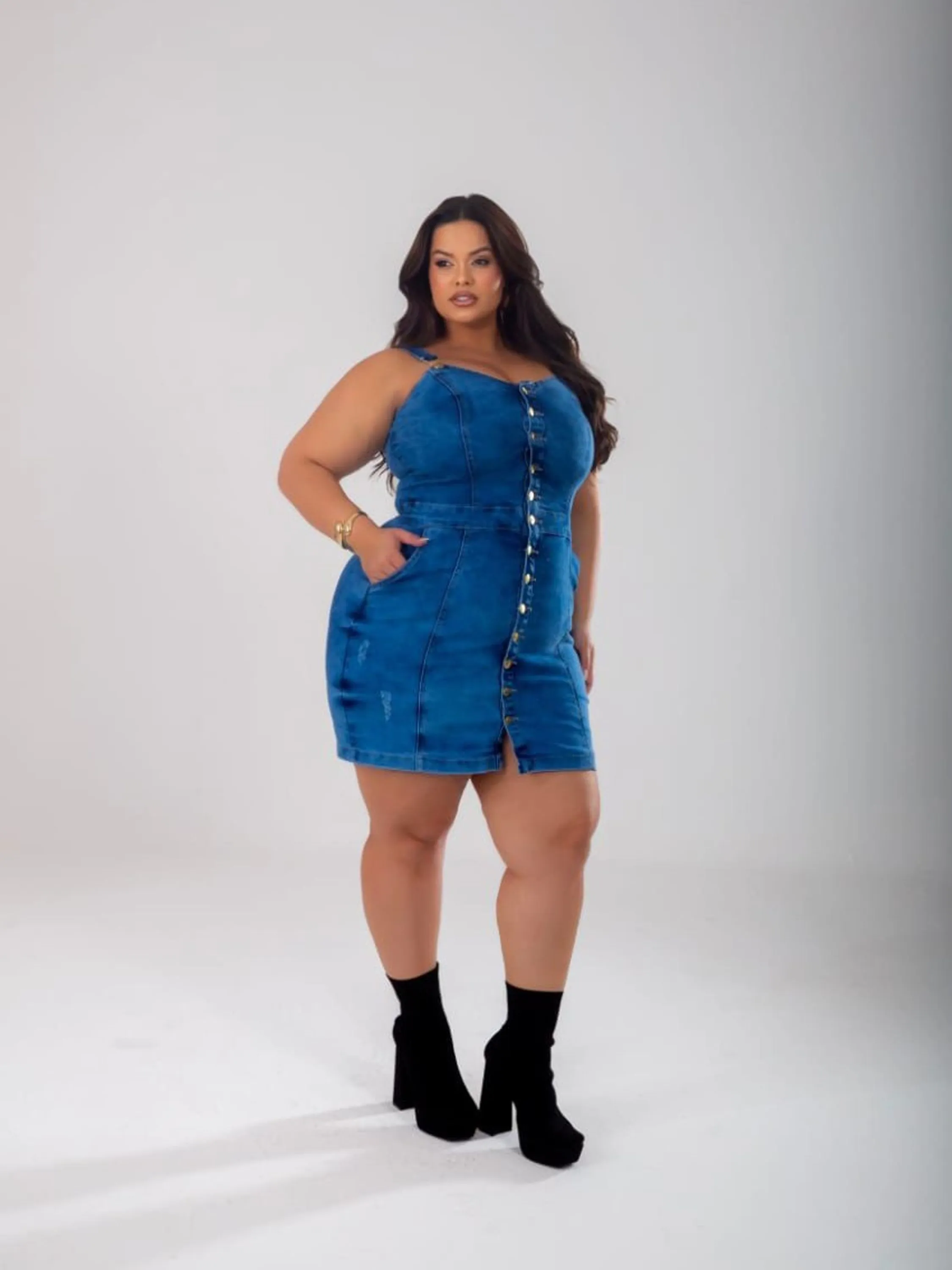 Vestido Plus Size Jeans com lycra com botões e fivela