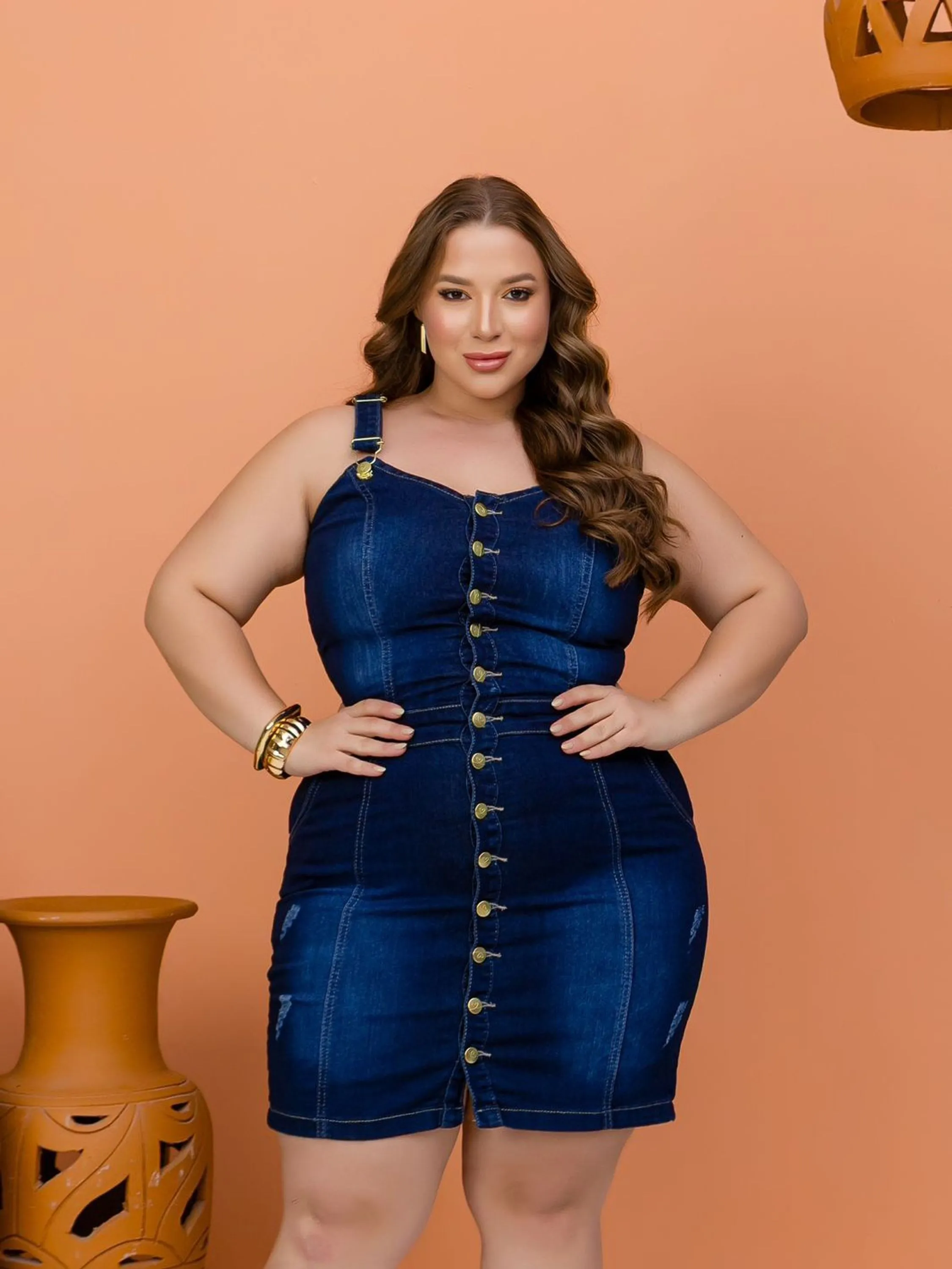 Vestido Plus Size Jeans com lycra com botões e fivela