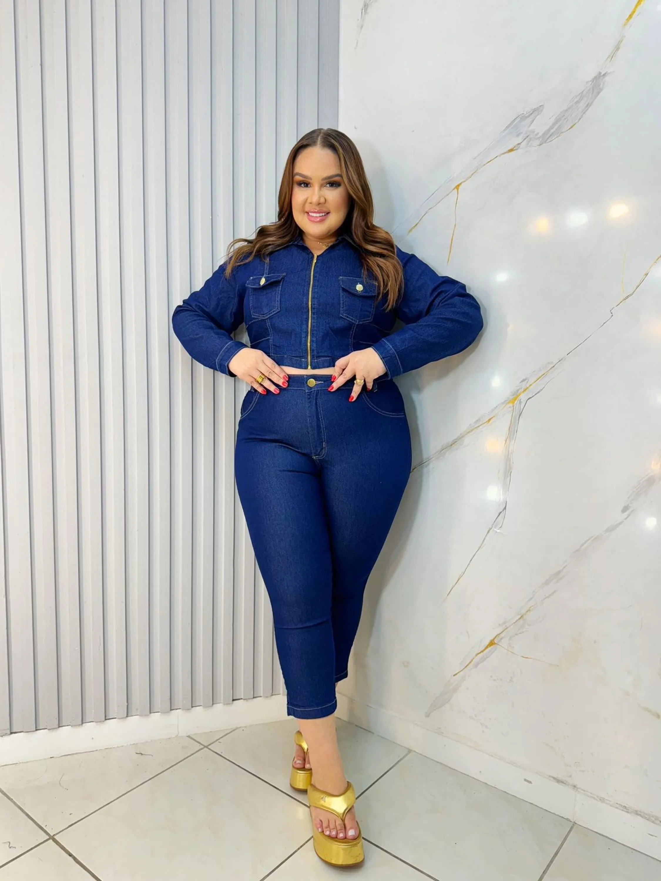 Conjunto em Jeans com lycra feminino Capri + Jaqueta