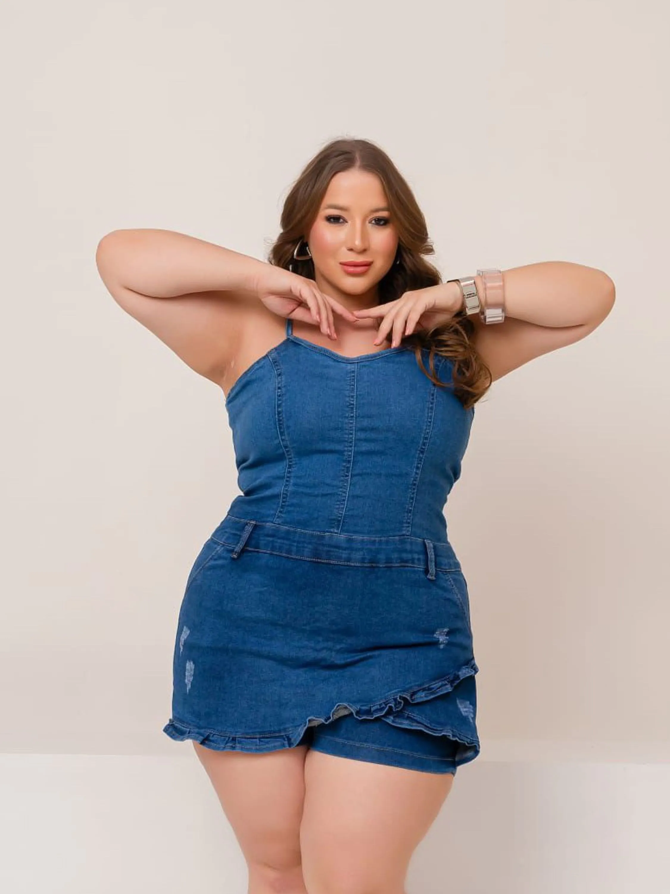 Macaquinho Jeans short Saia  com lycra Plus Size