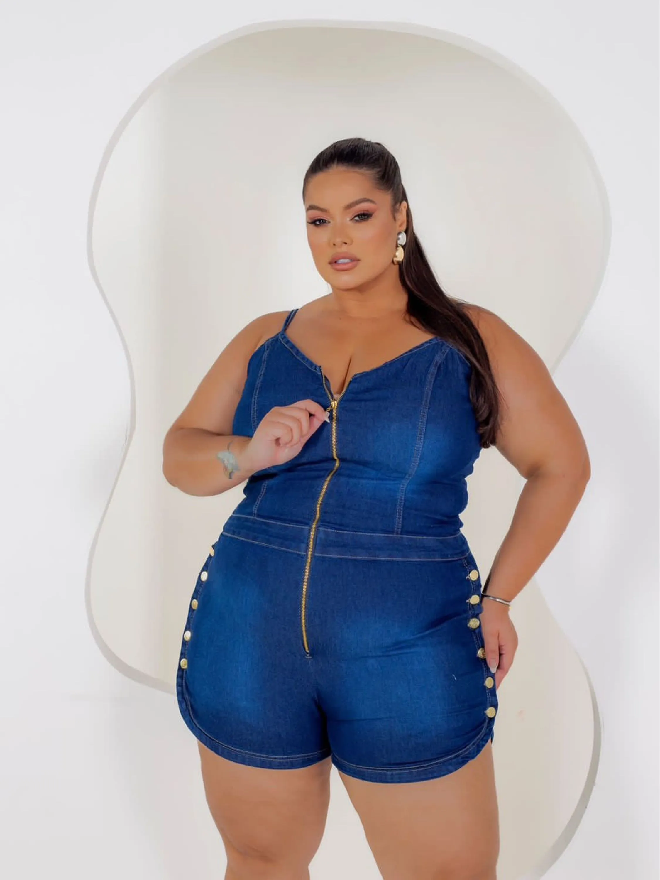 Macaquinho Jeans com lycra Plus Size