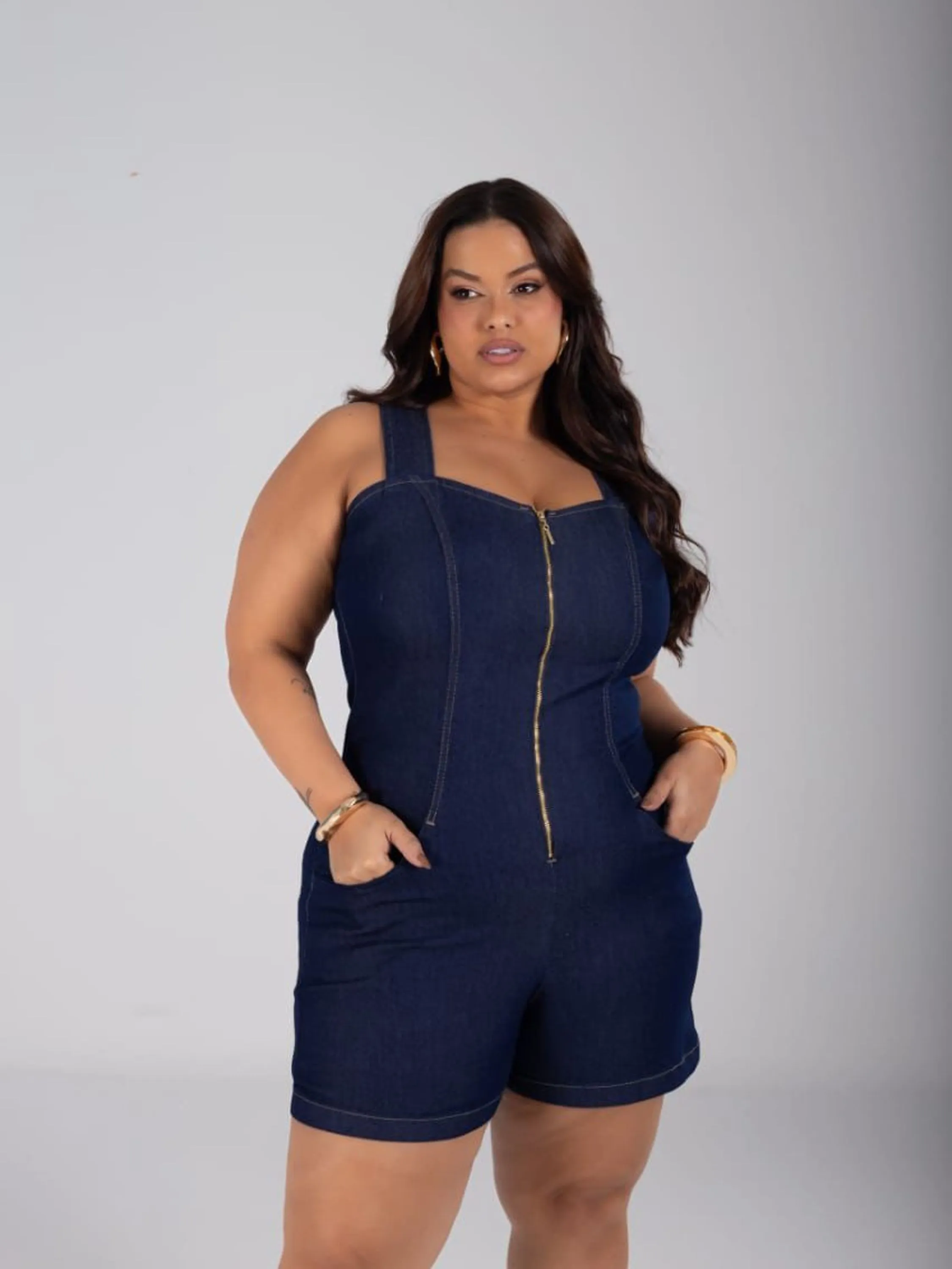 Macaquinho Plus Size Jeans com lycra detalhe em Zipper