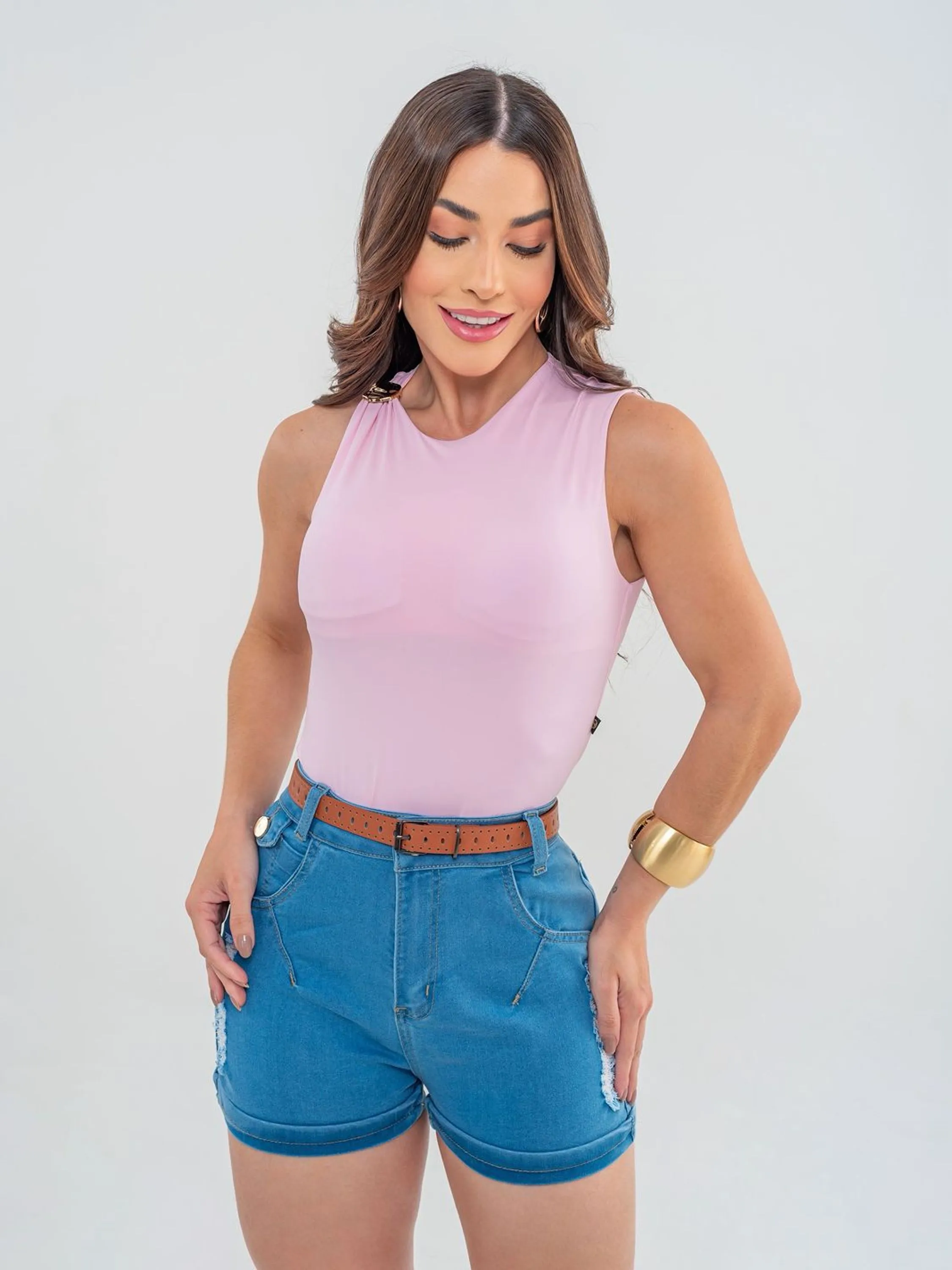 Short Jeans com lycra acompanha o cinto