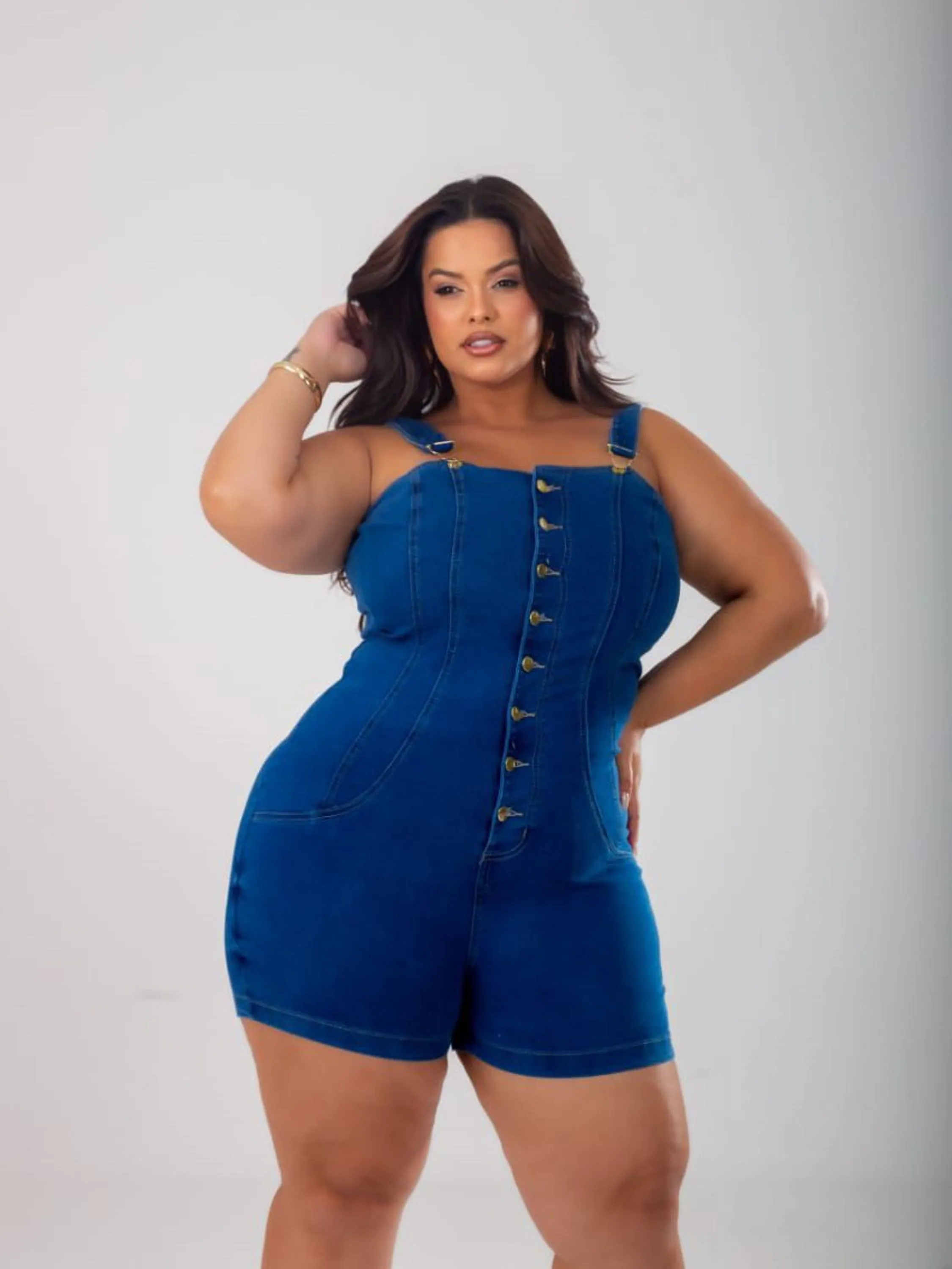 Macaquinho Jeans com lycra Plus Size com botões e fivela