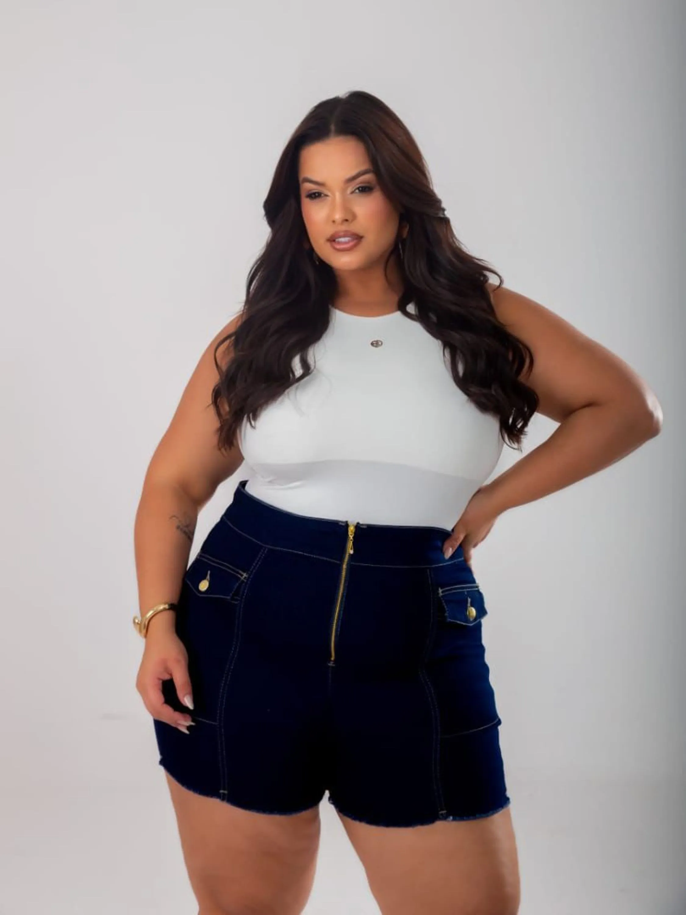 Short Plus Size Jeans com lycra detalhe de zíper decorado