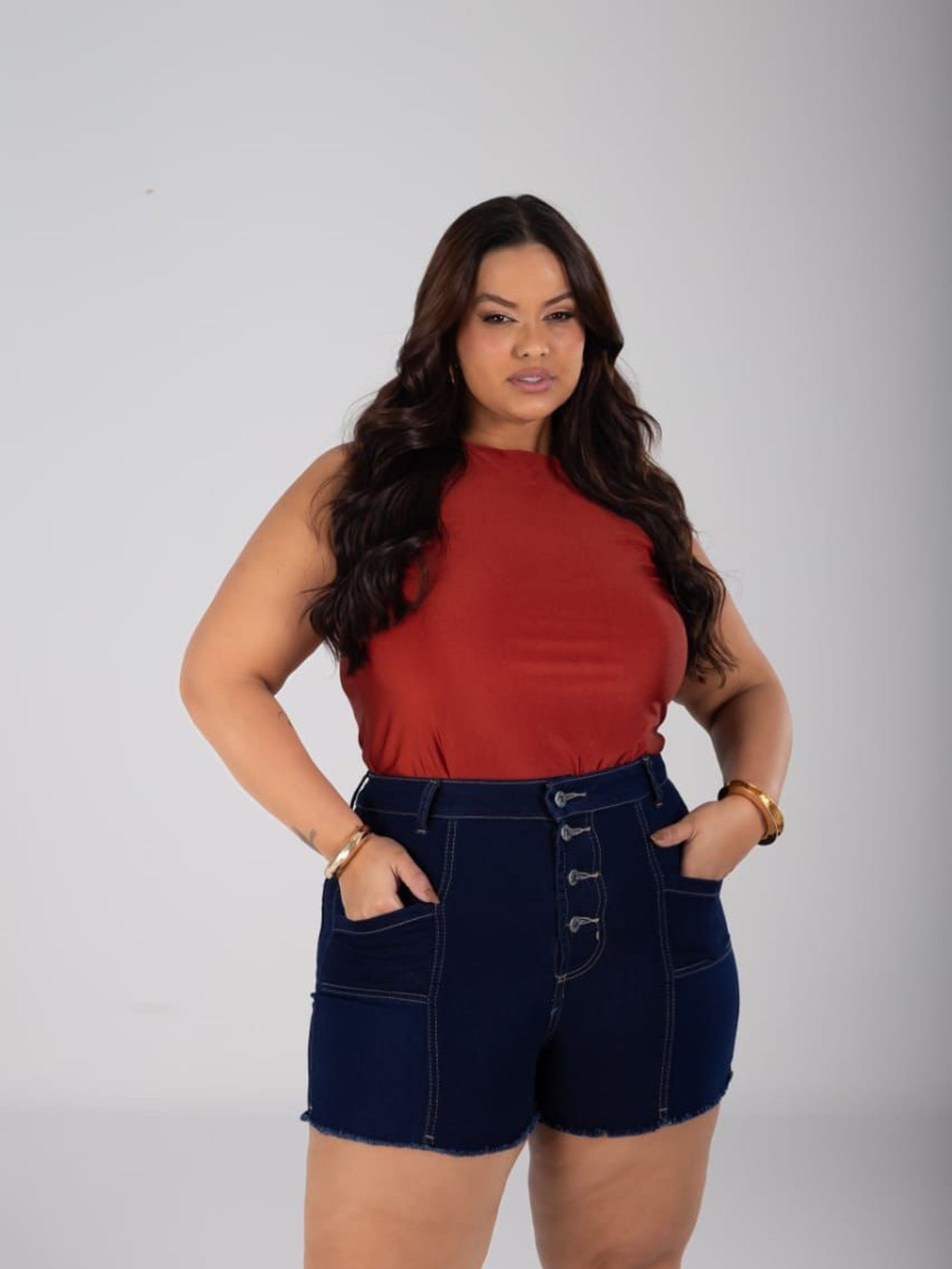 Short Plus Size Jeans com lycra com botões