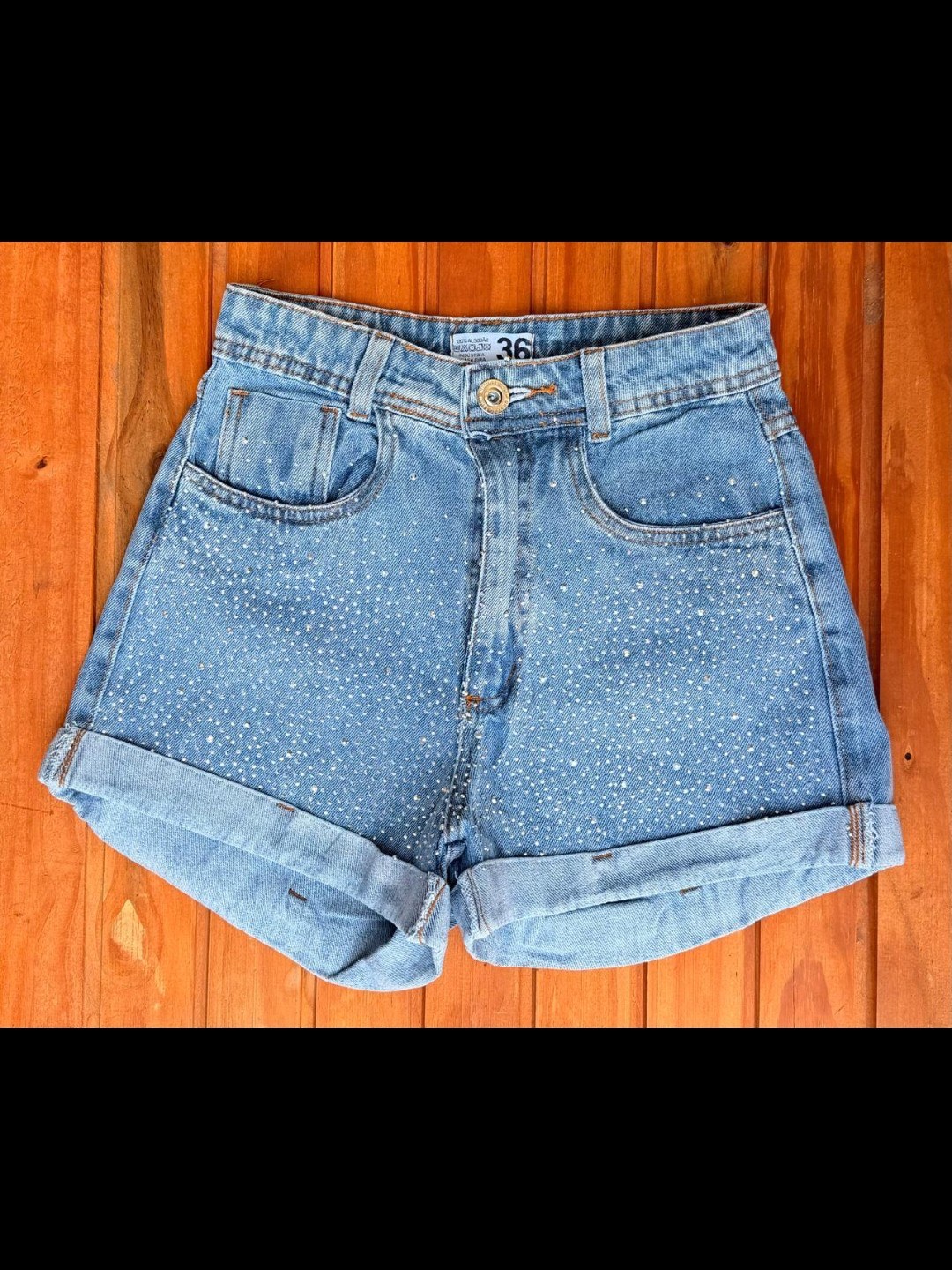 Short jeans com pedra feminina