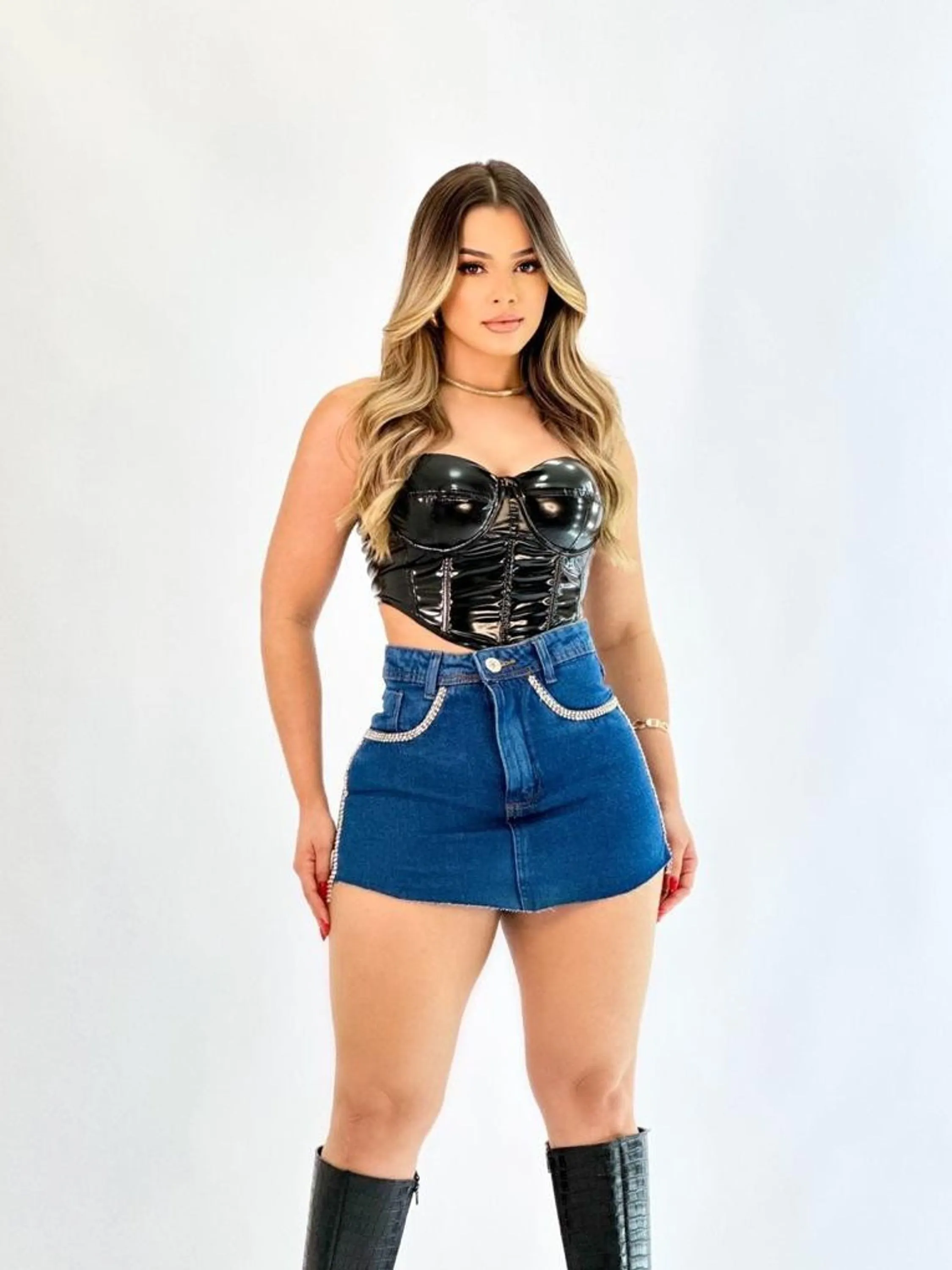 Shorts saia jeans com pedra feminina