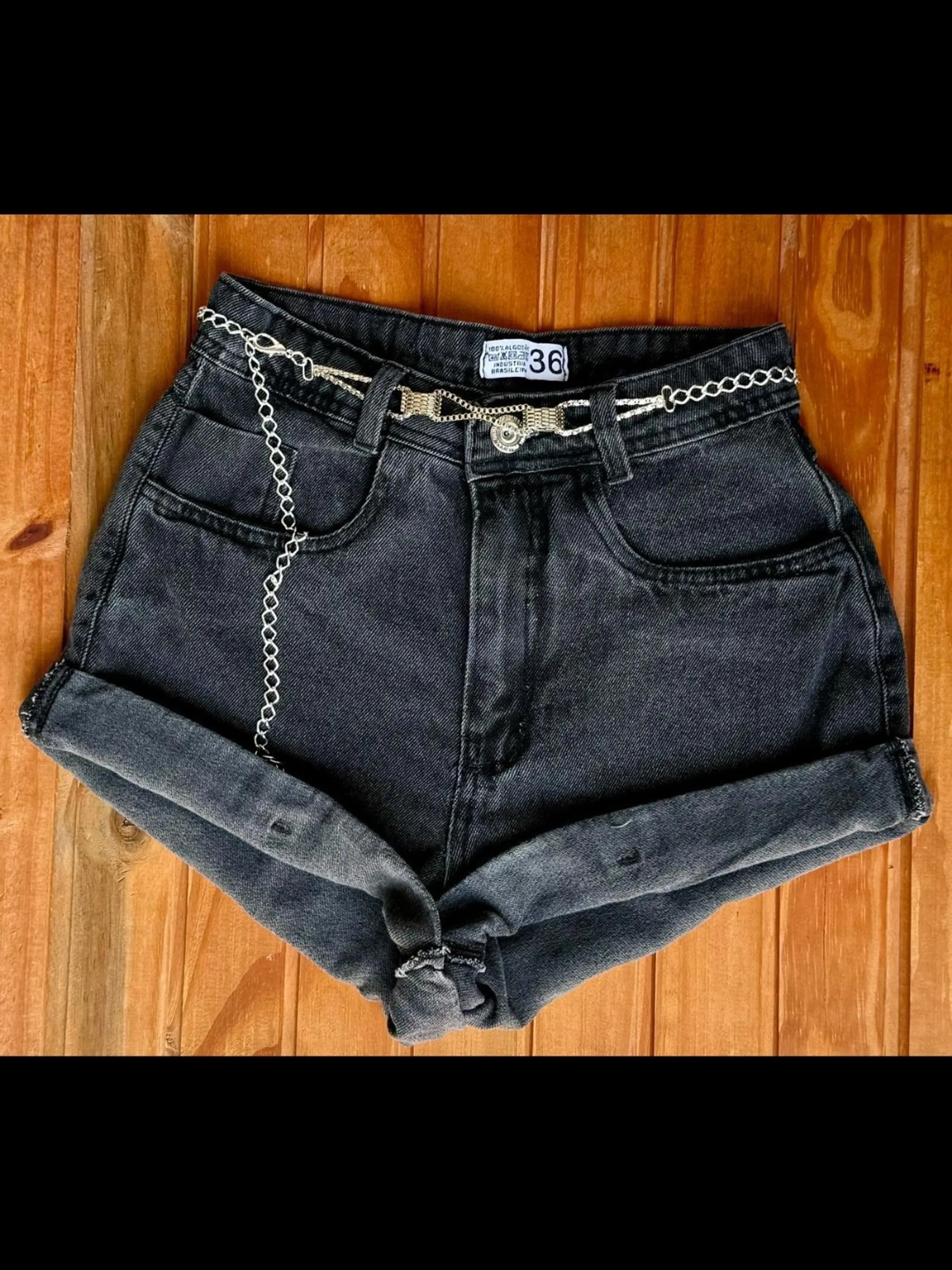 Shorts jeans com cinto grafite feminina