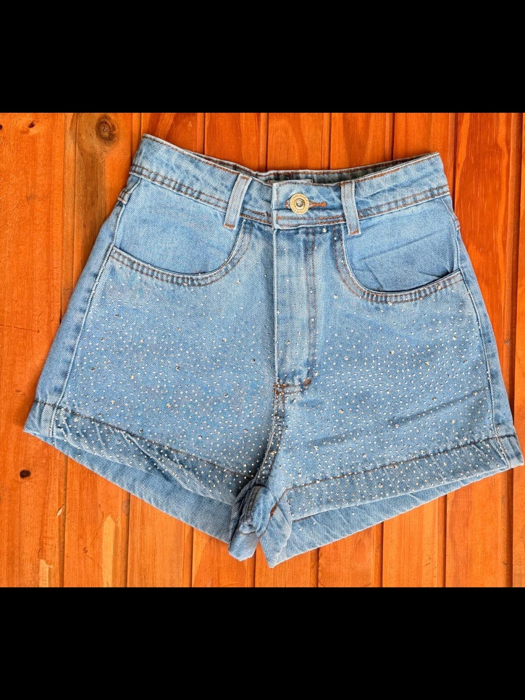 Short jeans com pedra feminina