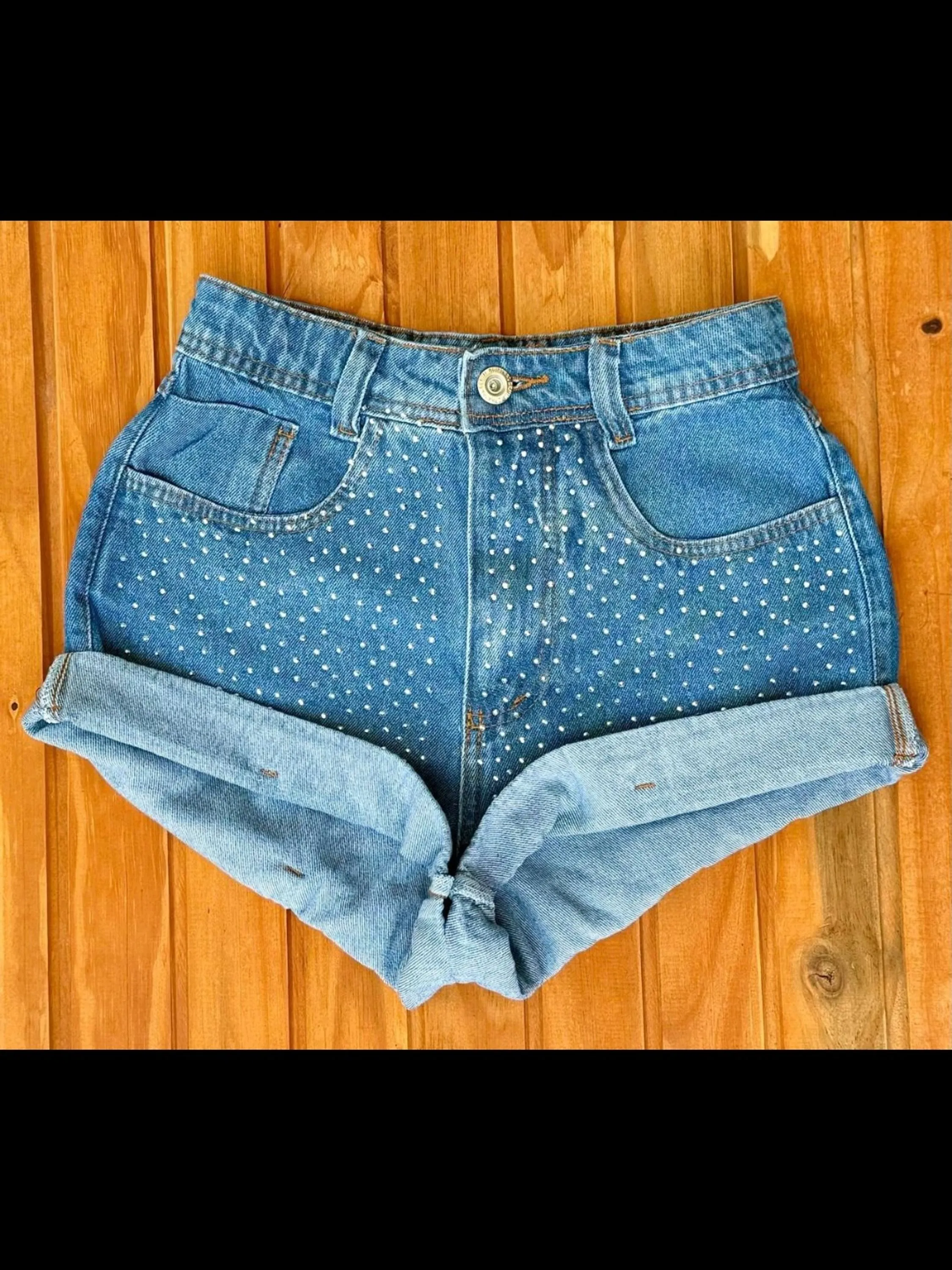 Shorts jeans com pedra feminina