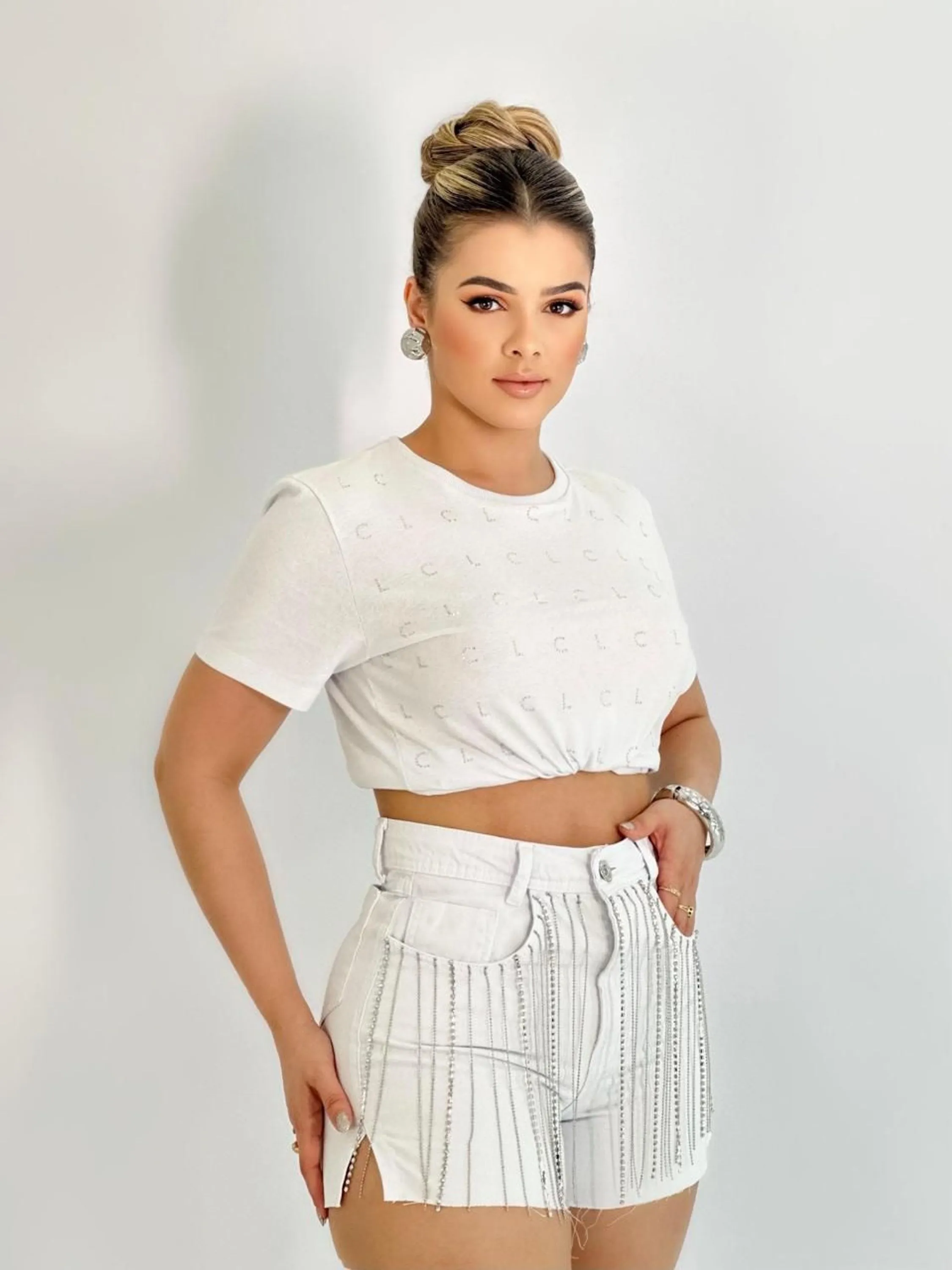 Short jeans com brilho feminina