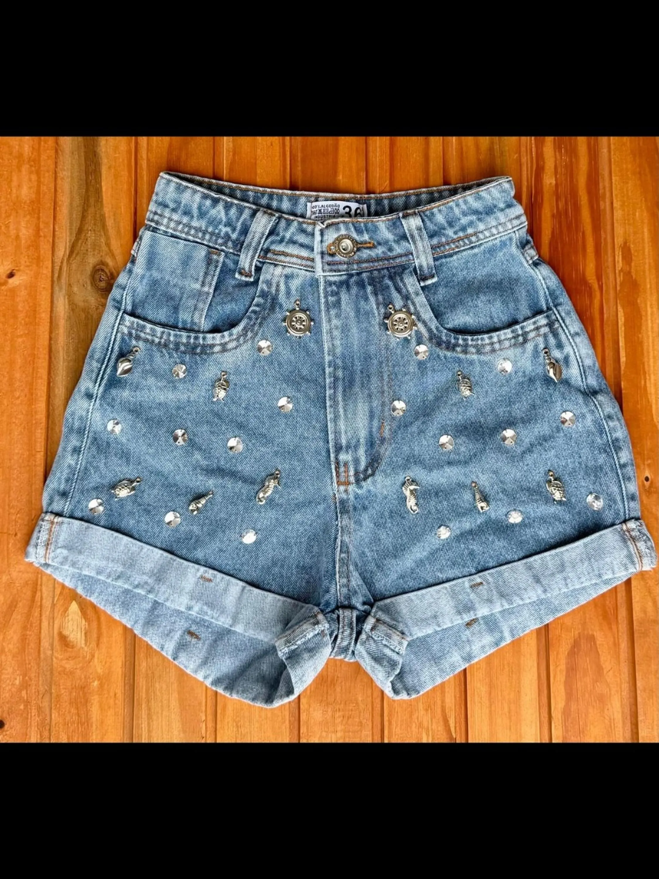 Shorts jeans com pedra feminina