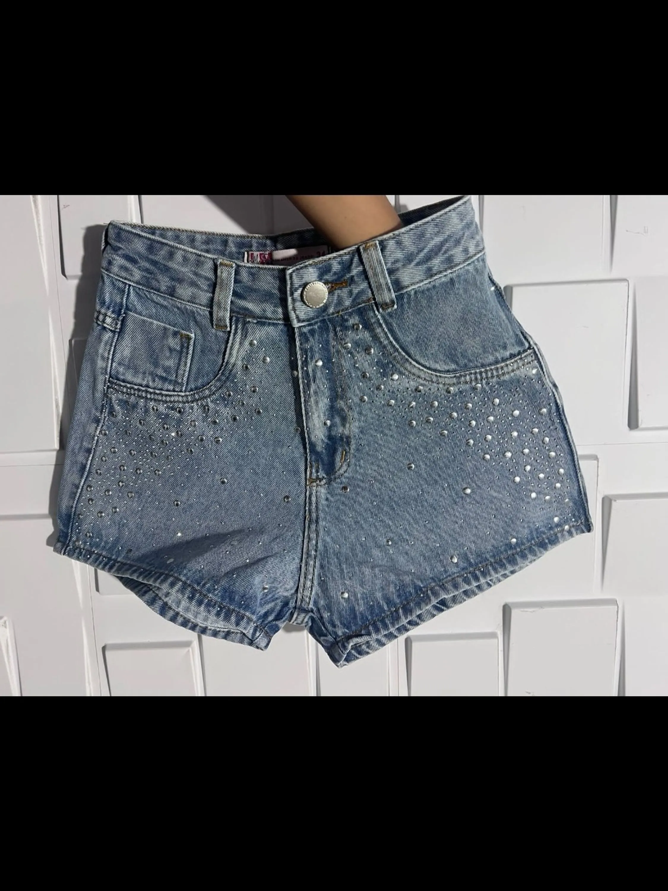 Short jeans com pedra feminina