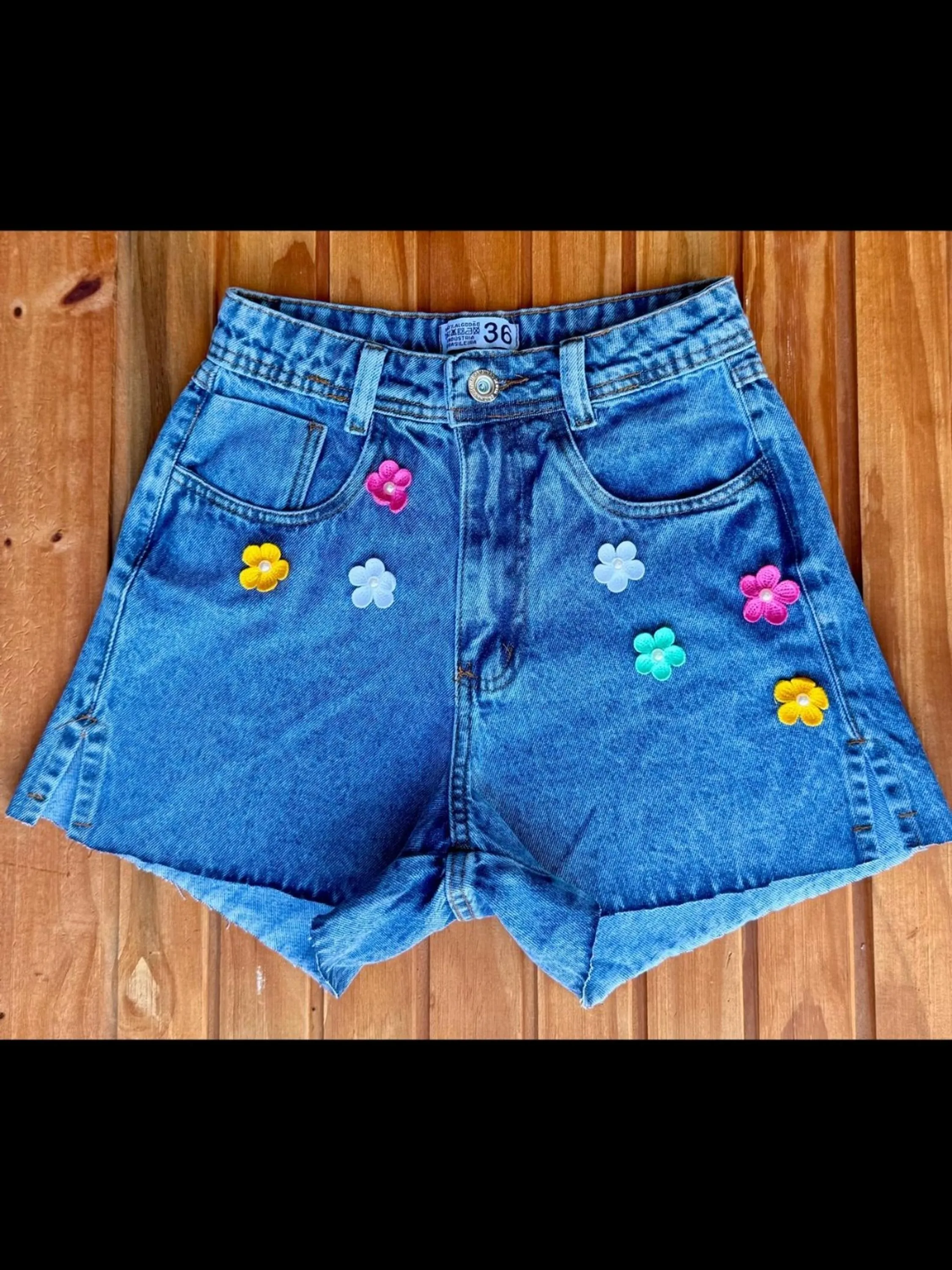 Shorts jeans com pedra feminina