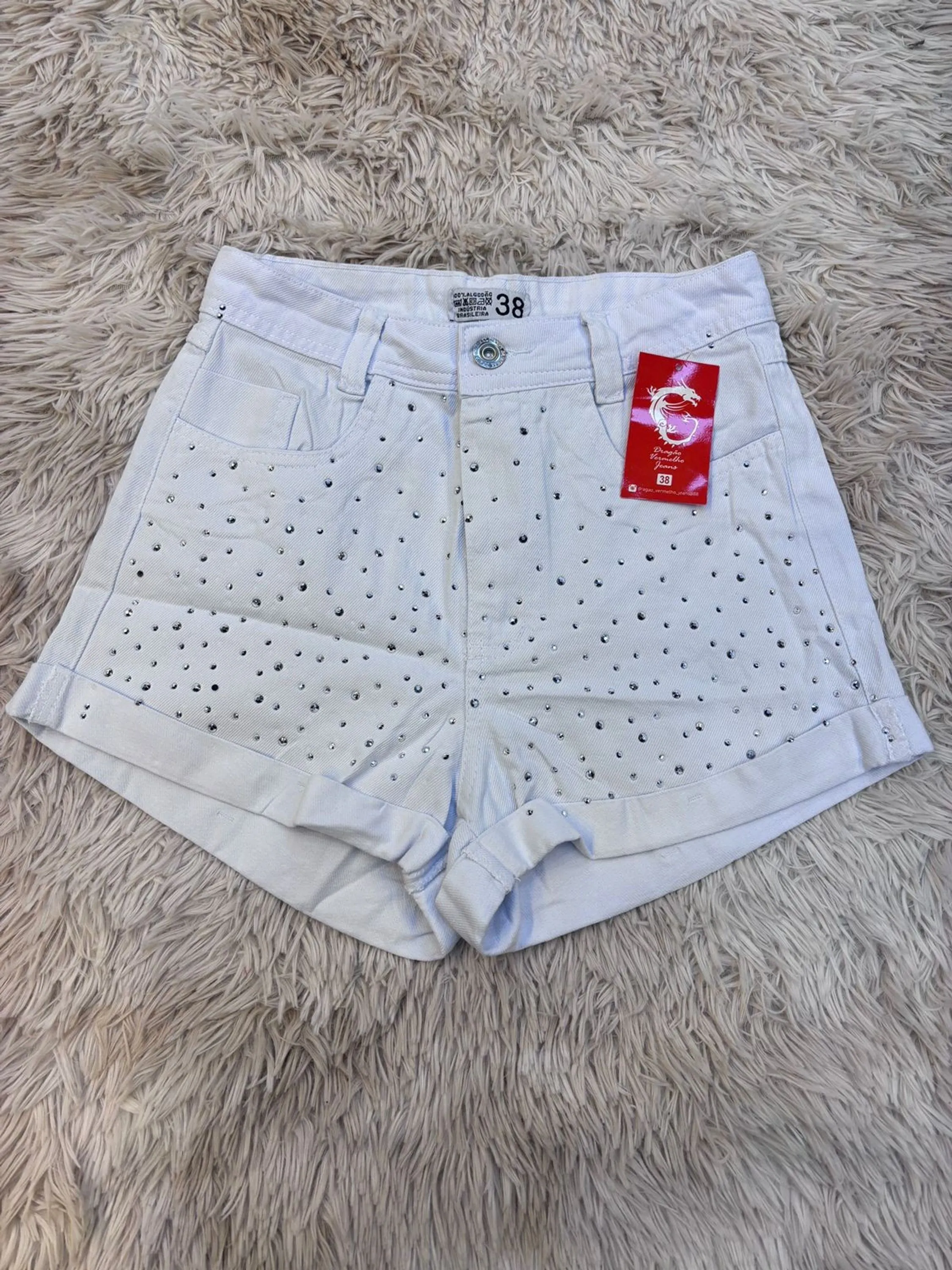 Shorts jeans com pedra feminina