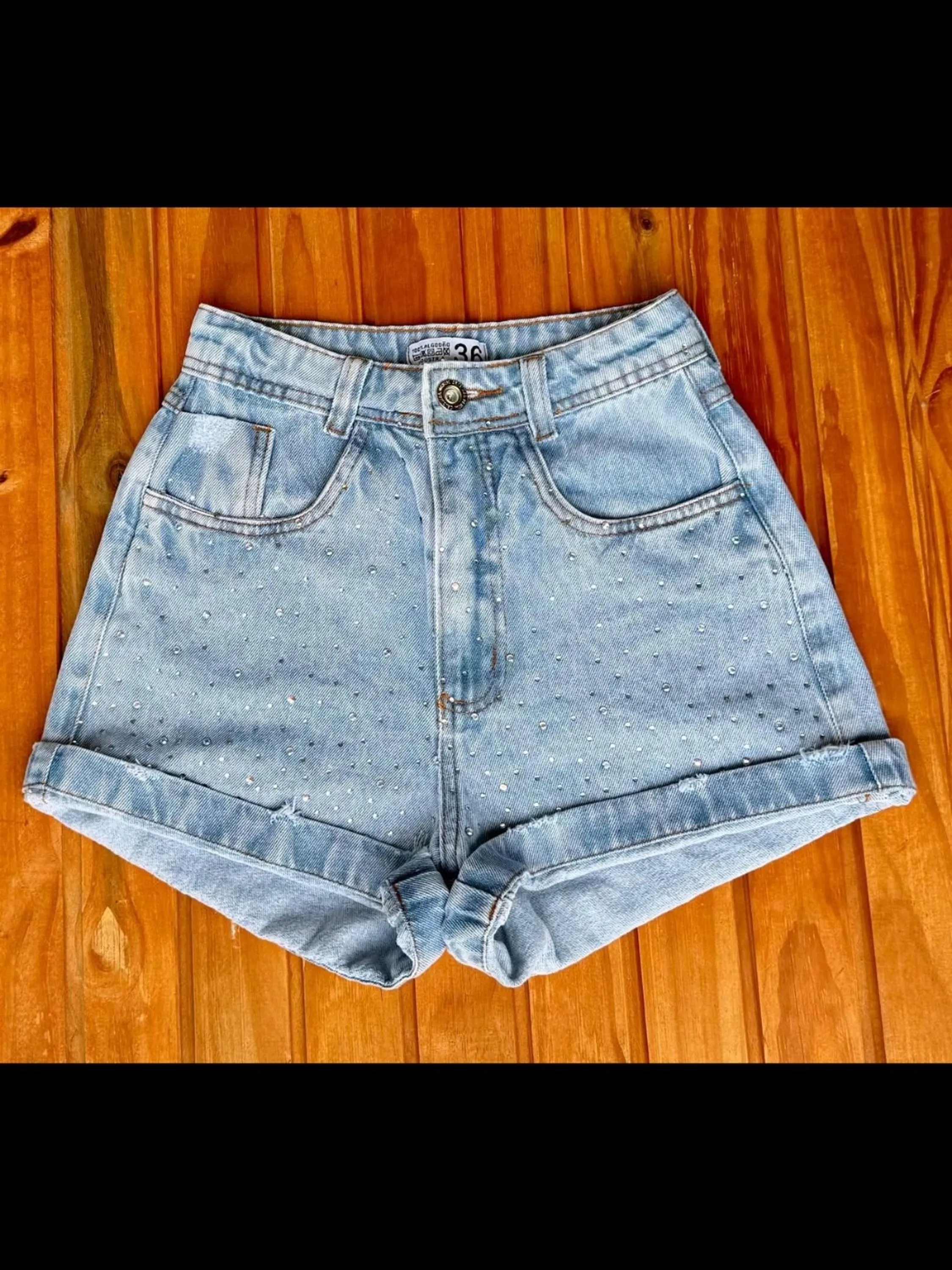 Shorts jeans com pedra feminina