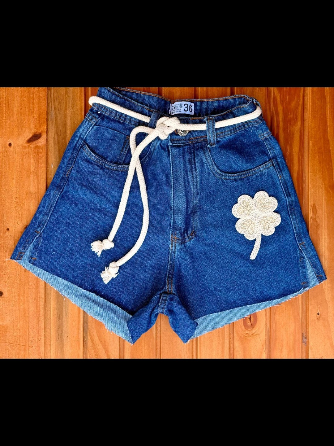 Short jeans com croche cinto feminina
