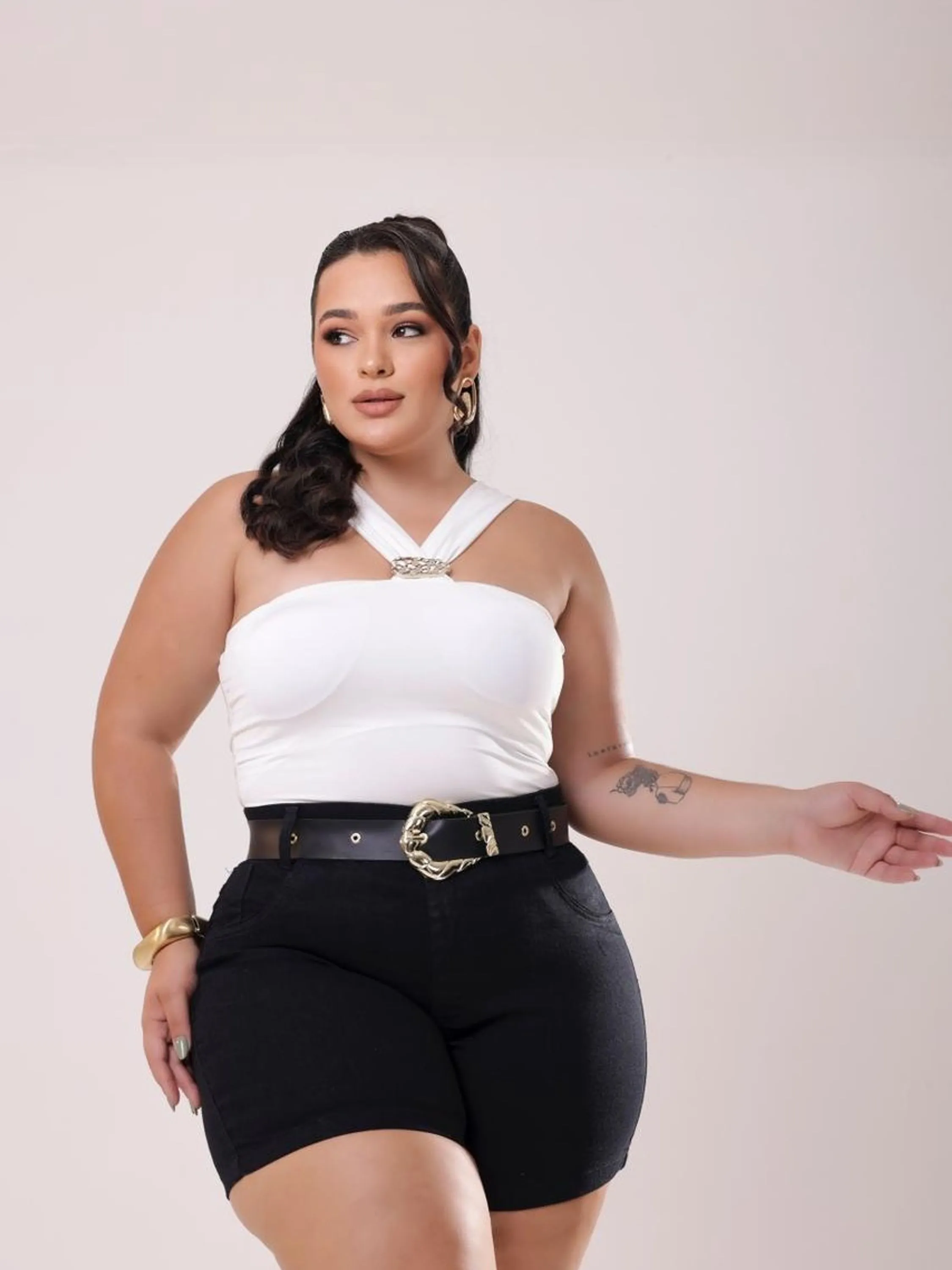 Short jeans plus size com cinto feminina