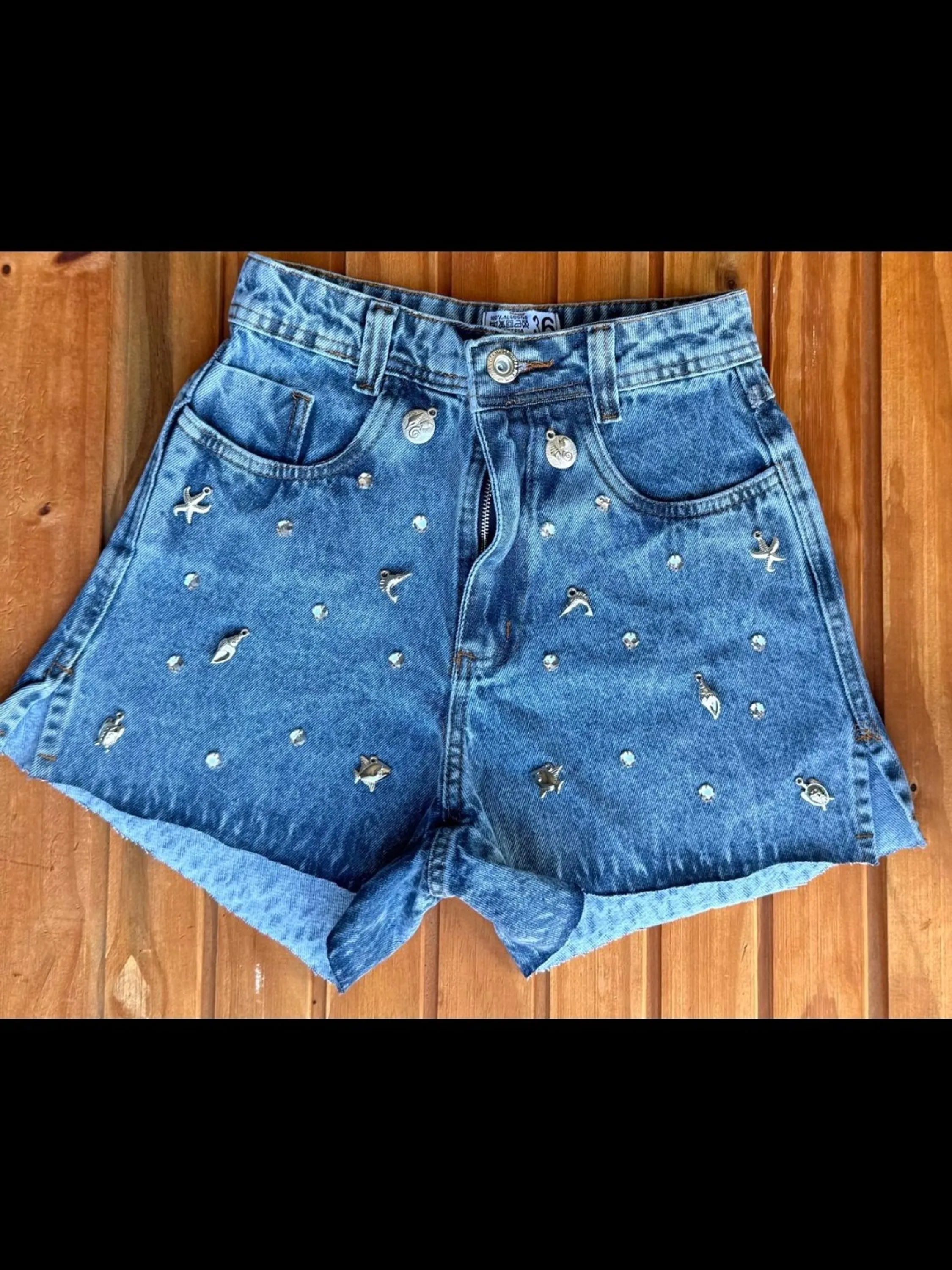 Shorts jeans com pedra feminina