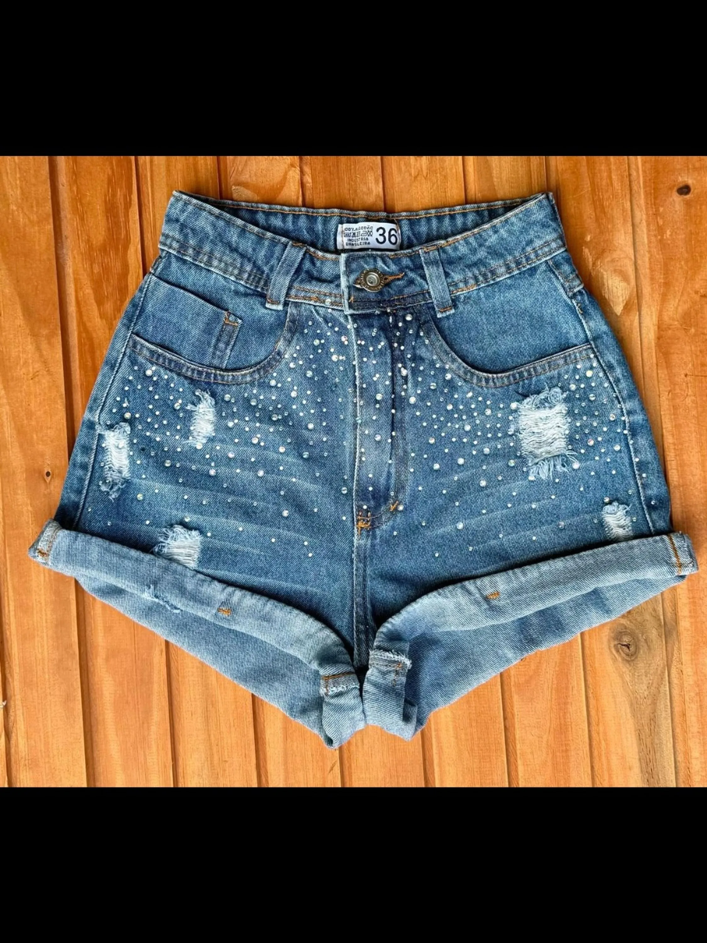 Shorts jeans com pedra feminina