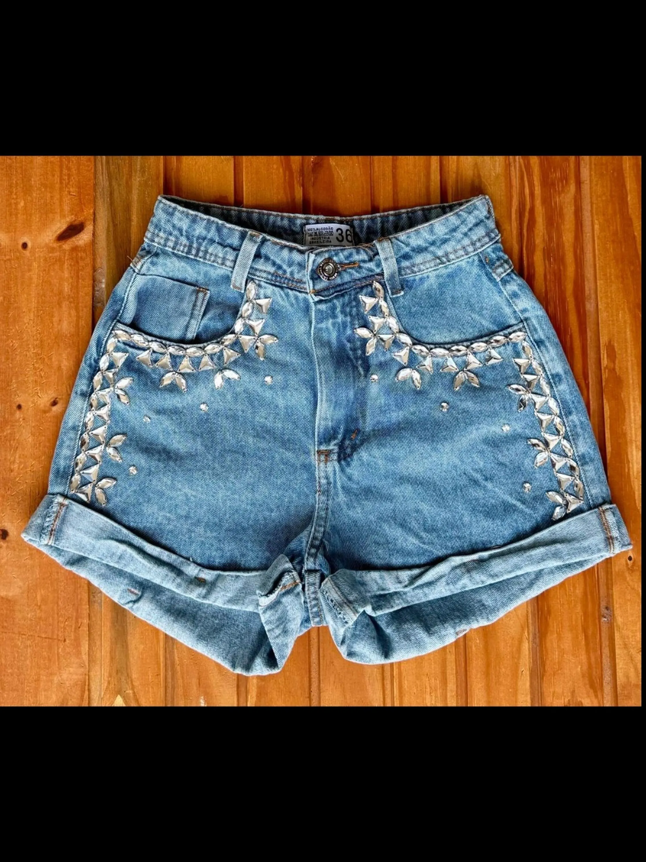 Short jeans com pedra feminina