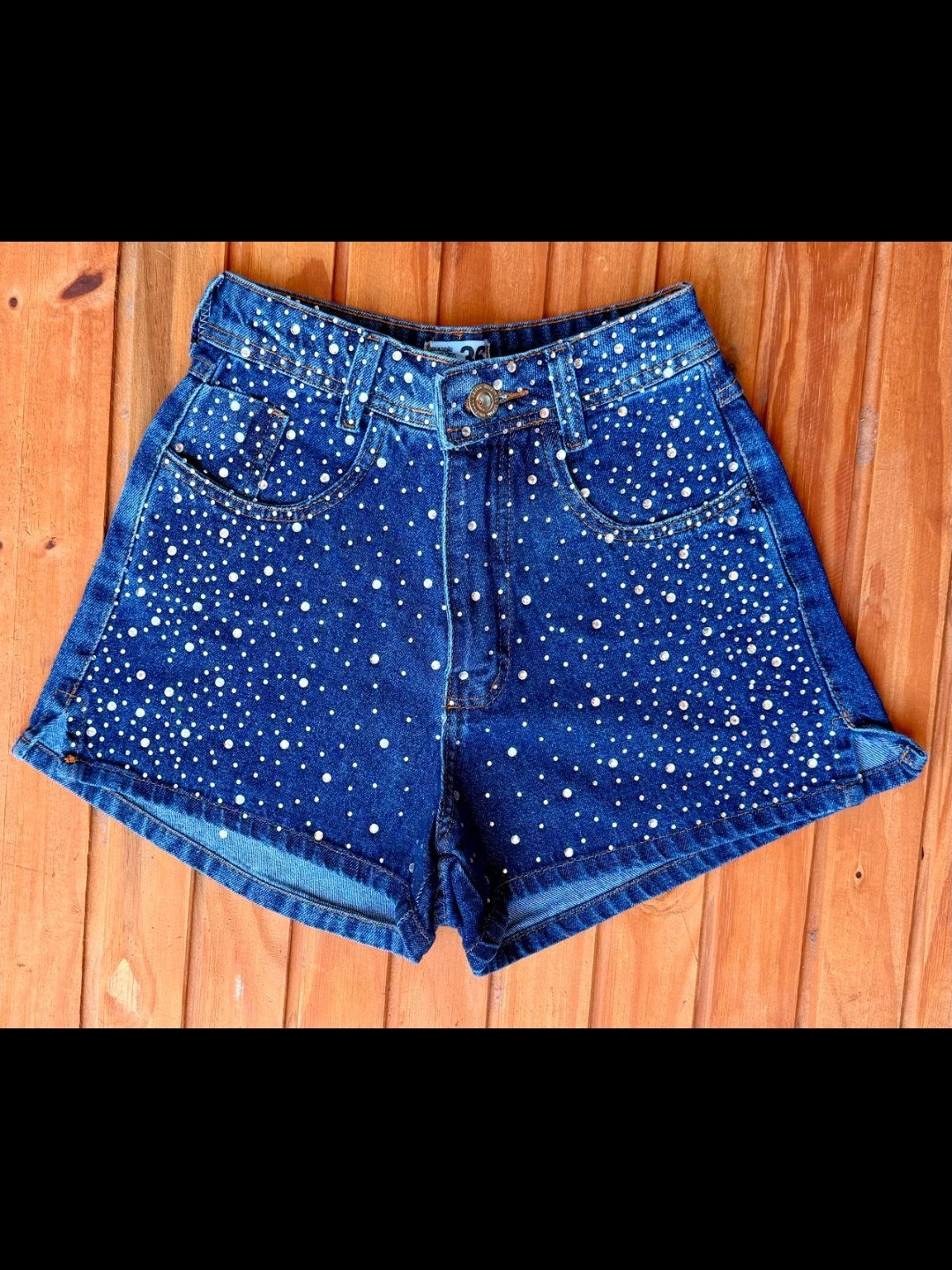 Short jeans com pedra feminina
