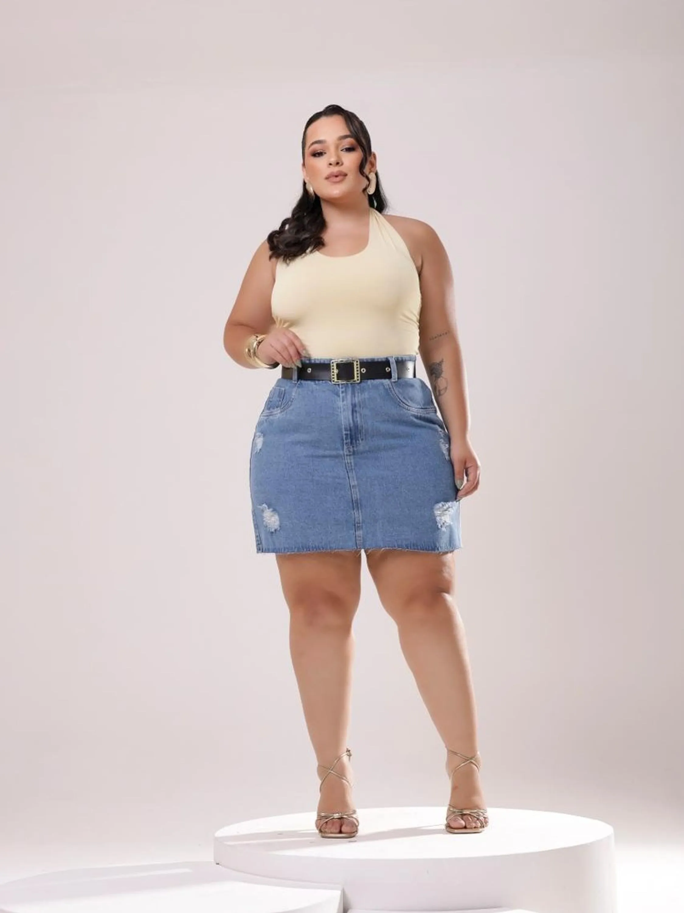 Saia jeans plus size com cinto feminina