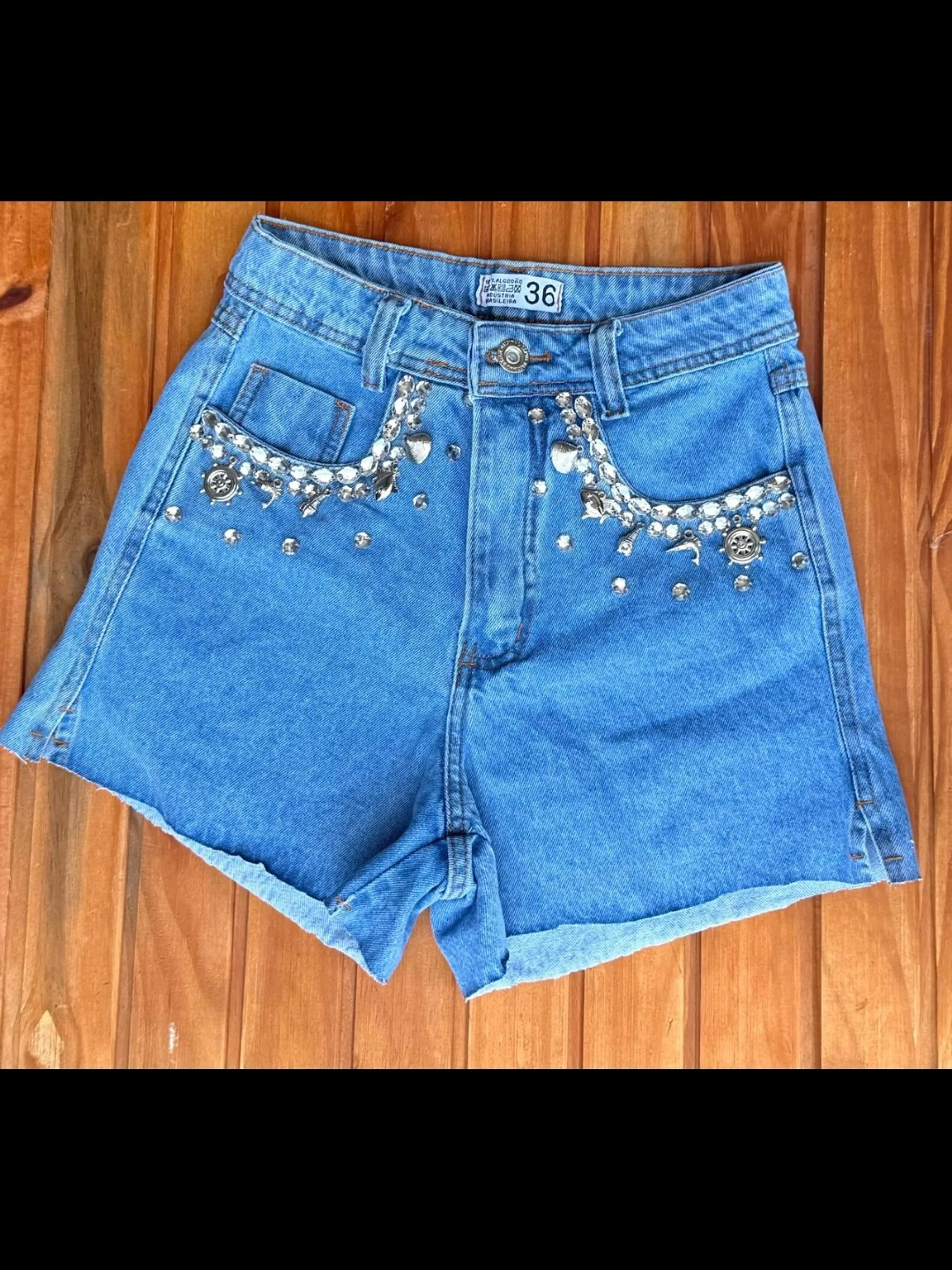 Shorts jeans com pedra feminina