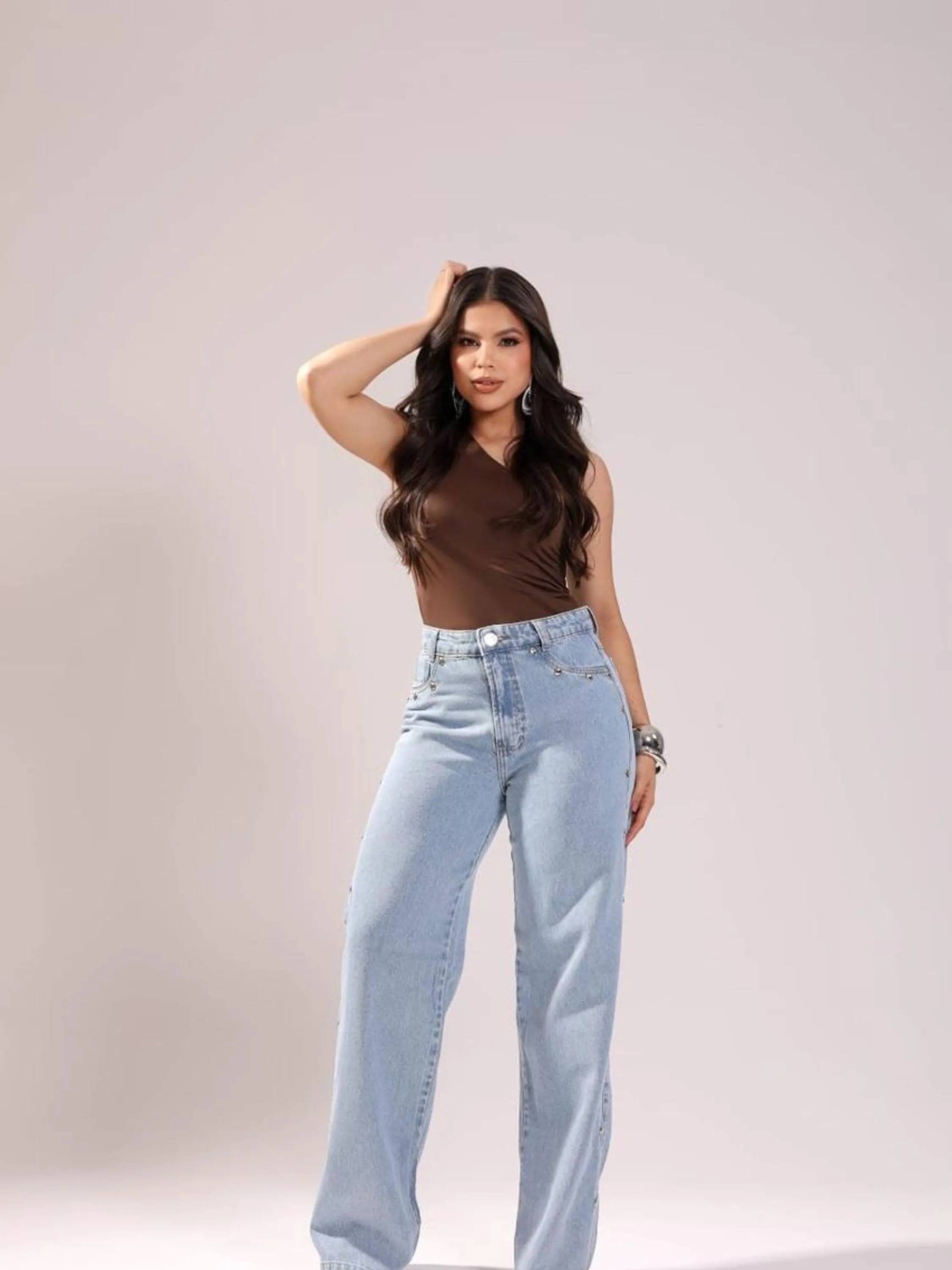 Calça jeans wide leg com pedra feminina