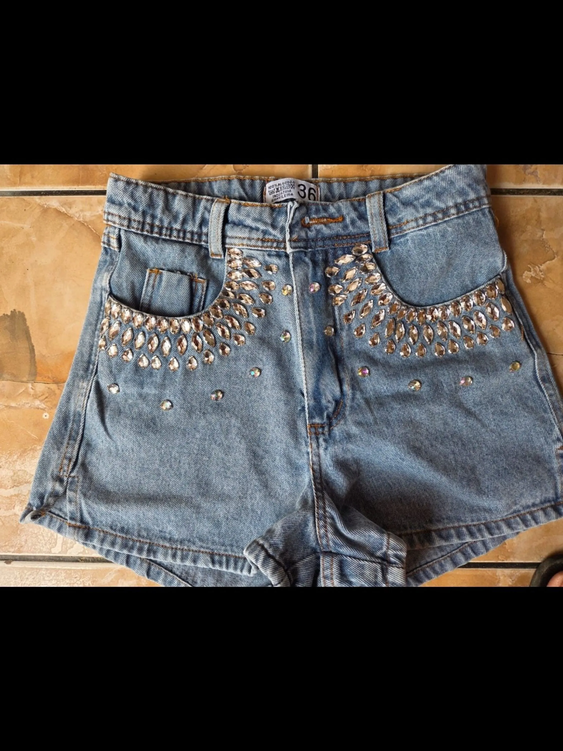 Short jeans com pedra feminina
