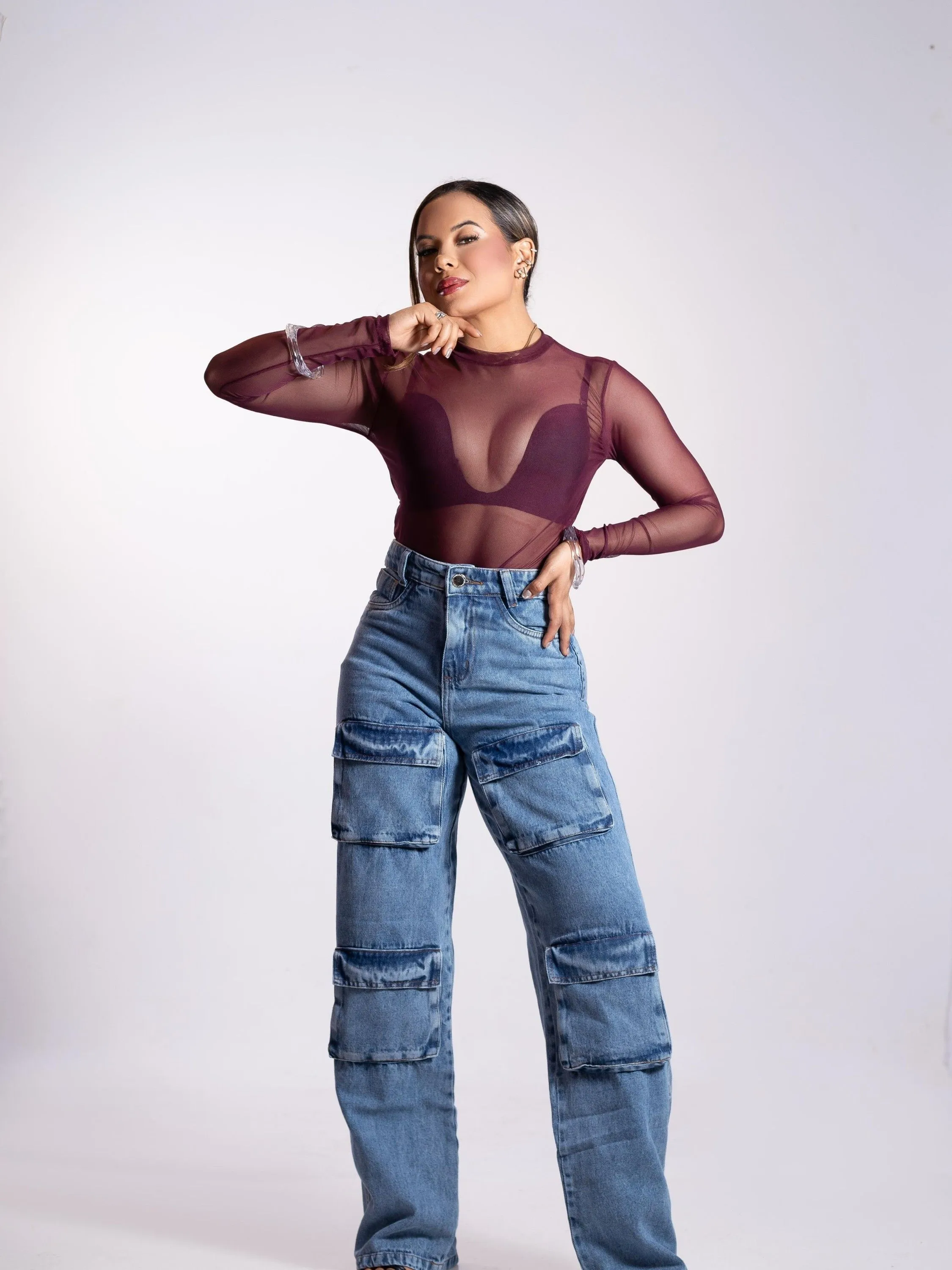 Calça jeans wide leg cargo frente feminina