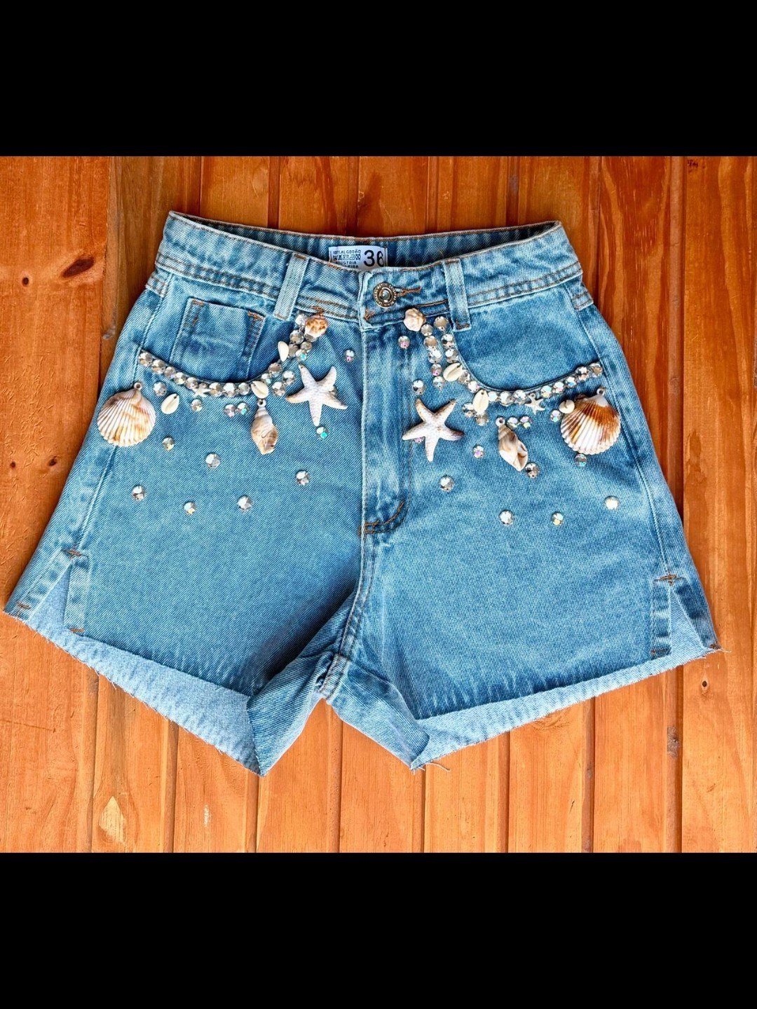 Short jeans com pedra feminina