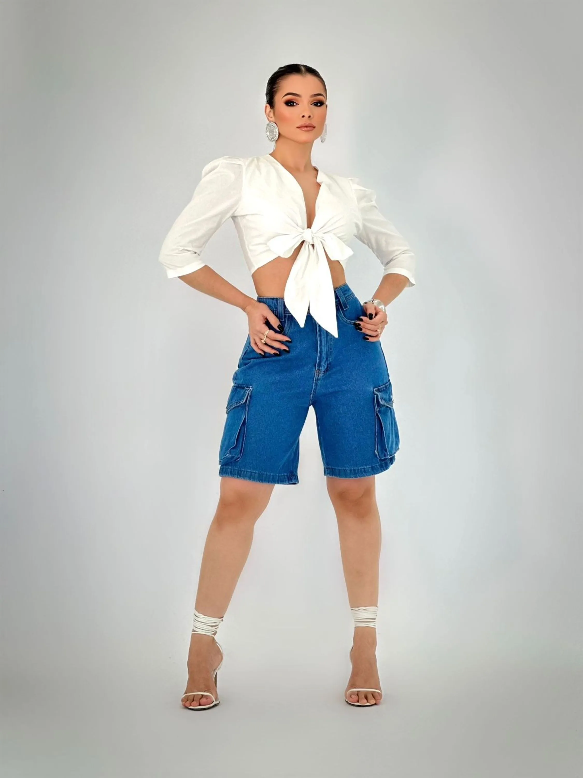 Bermuda jeans com cargo feminina