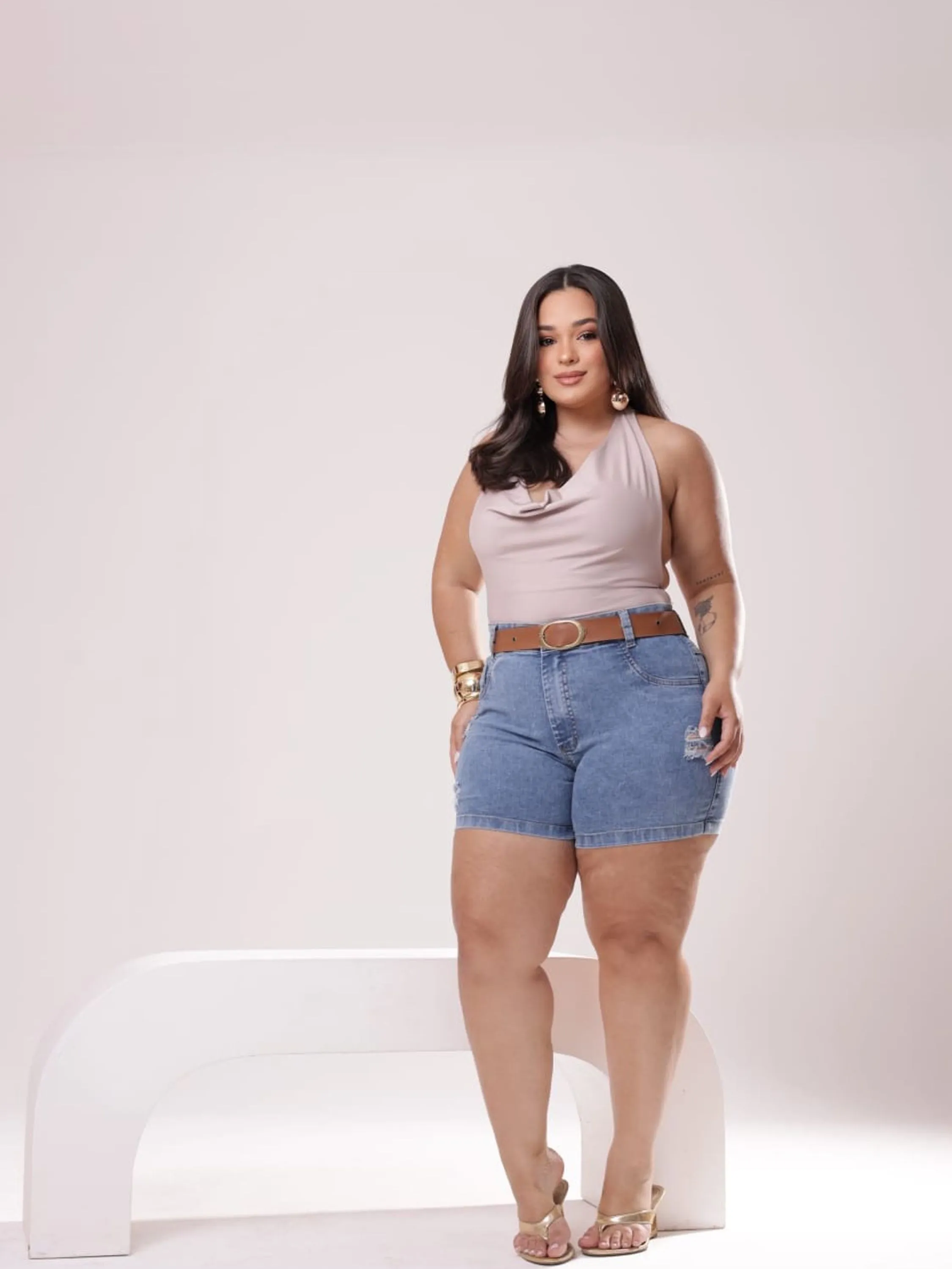 Short jeans plus size com cinto feminina