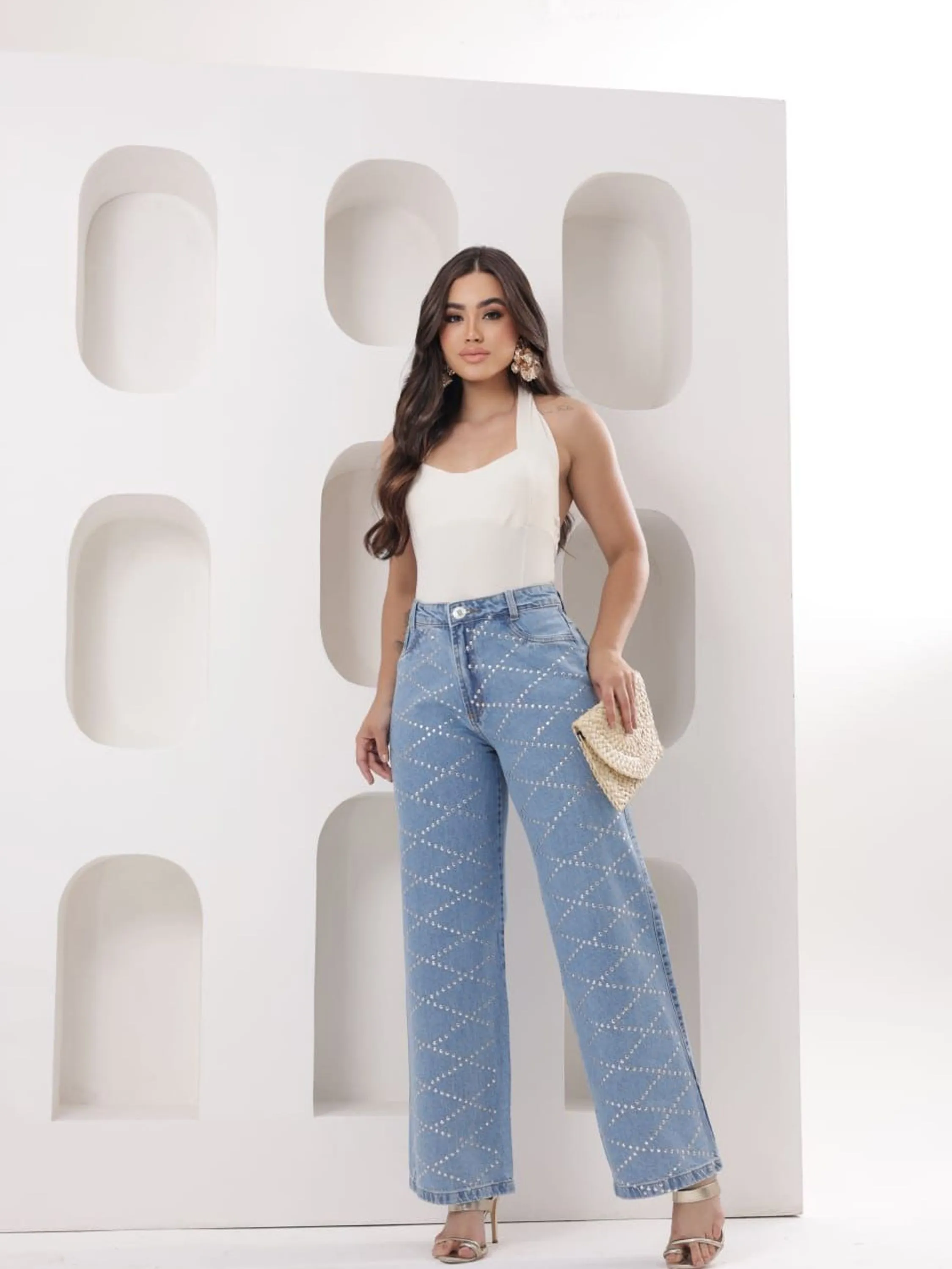 Calça jeans wide leg com pedra feminina