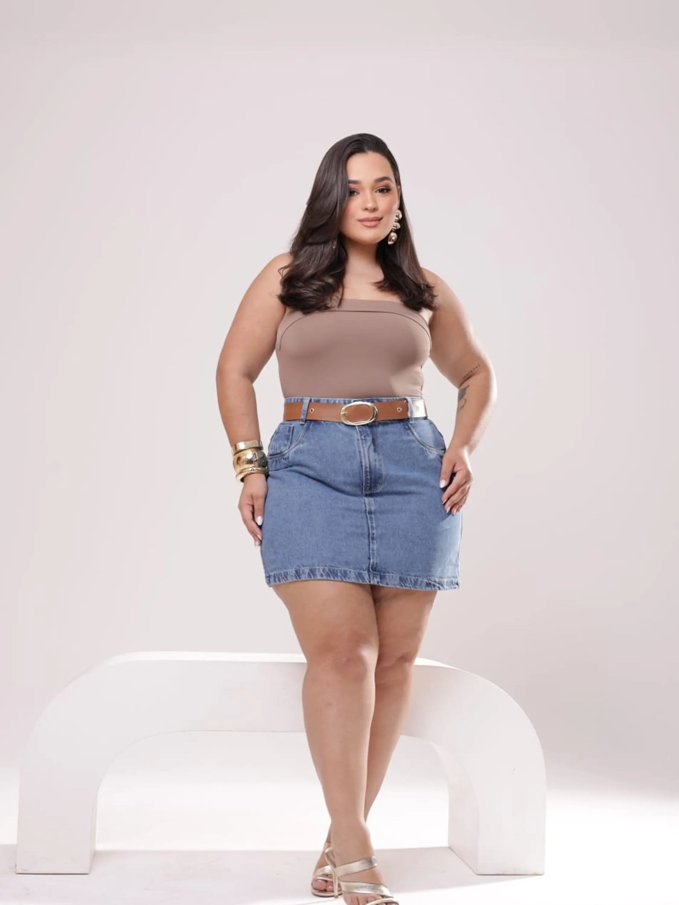 Saia jeans plus size com cinto feminina