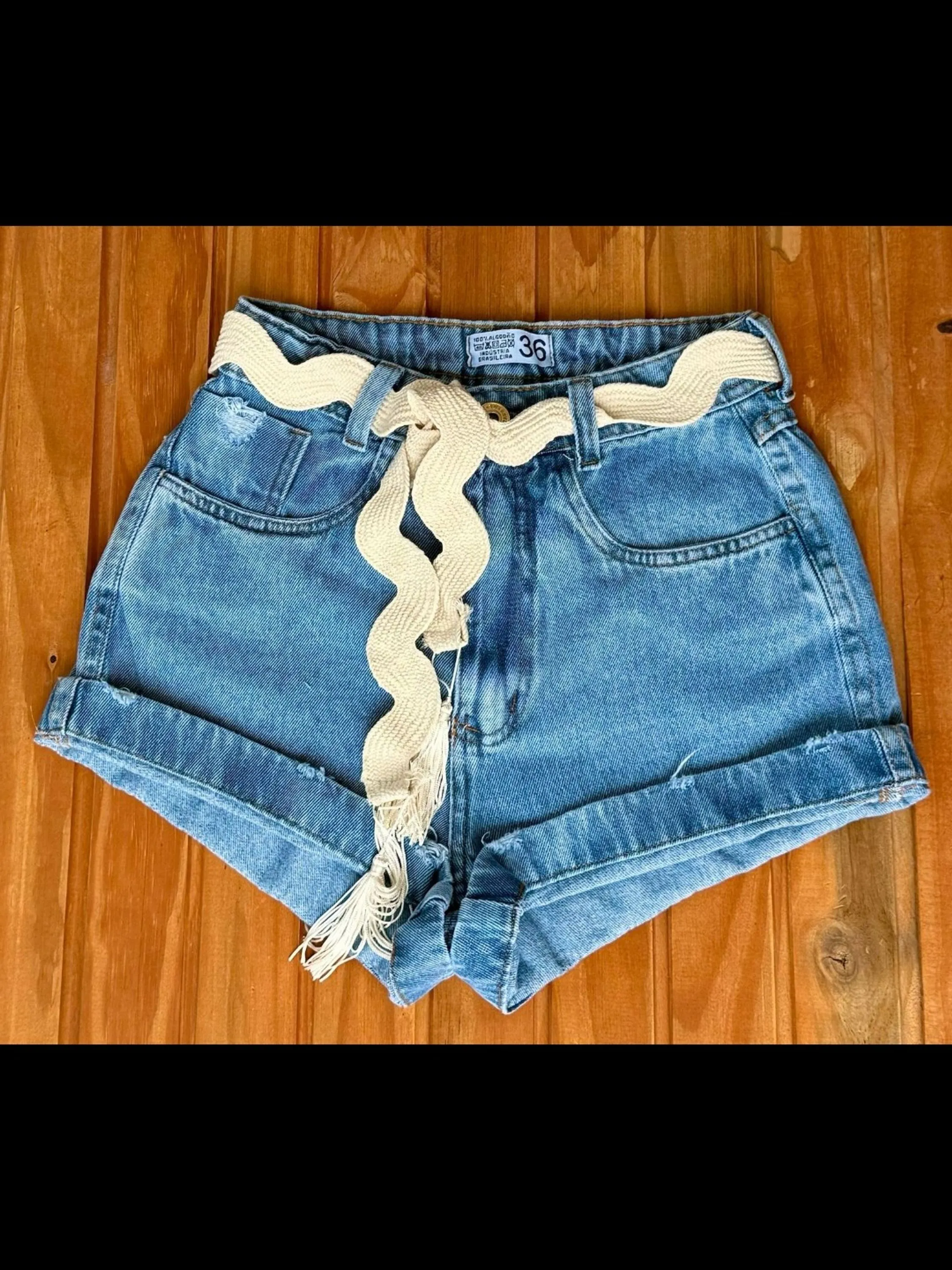 Shorts jeans com cinto feminina