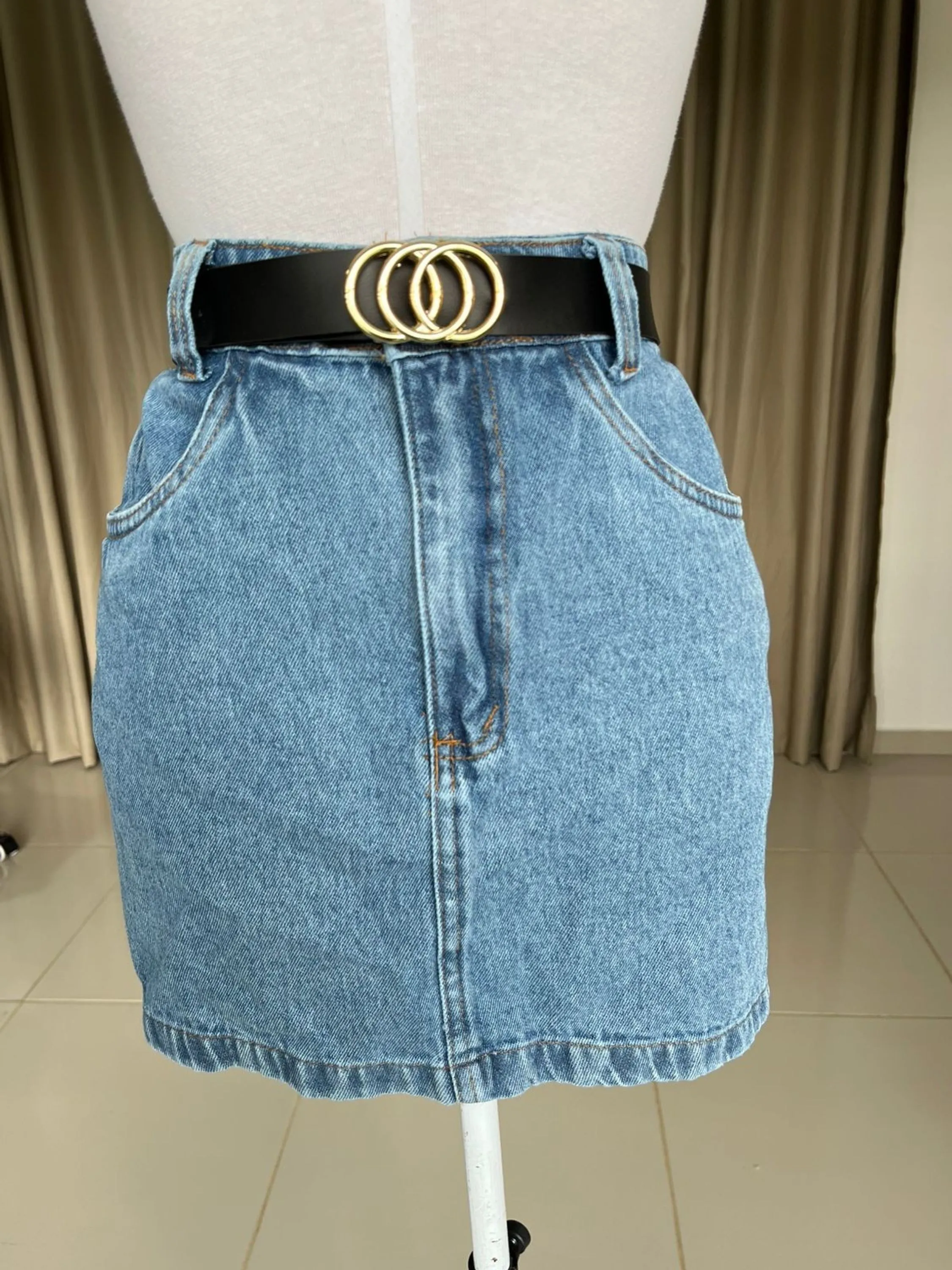 Saia jeans com cinto feminina