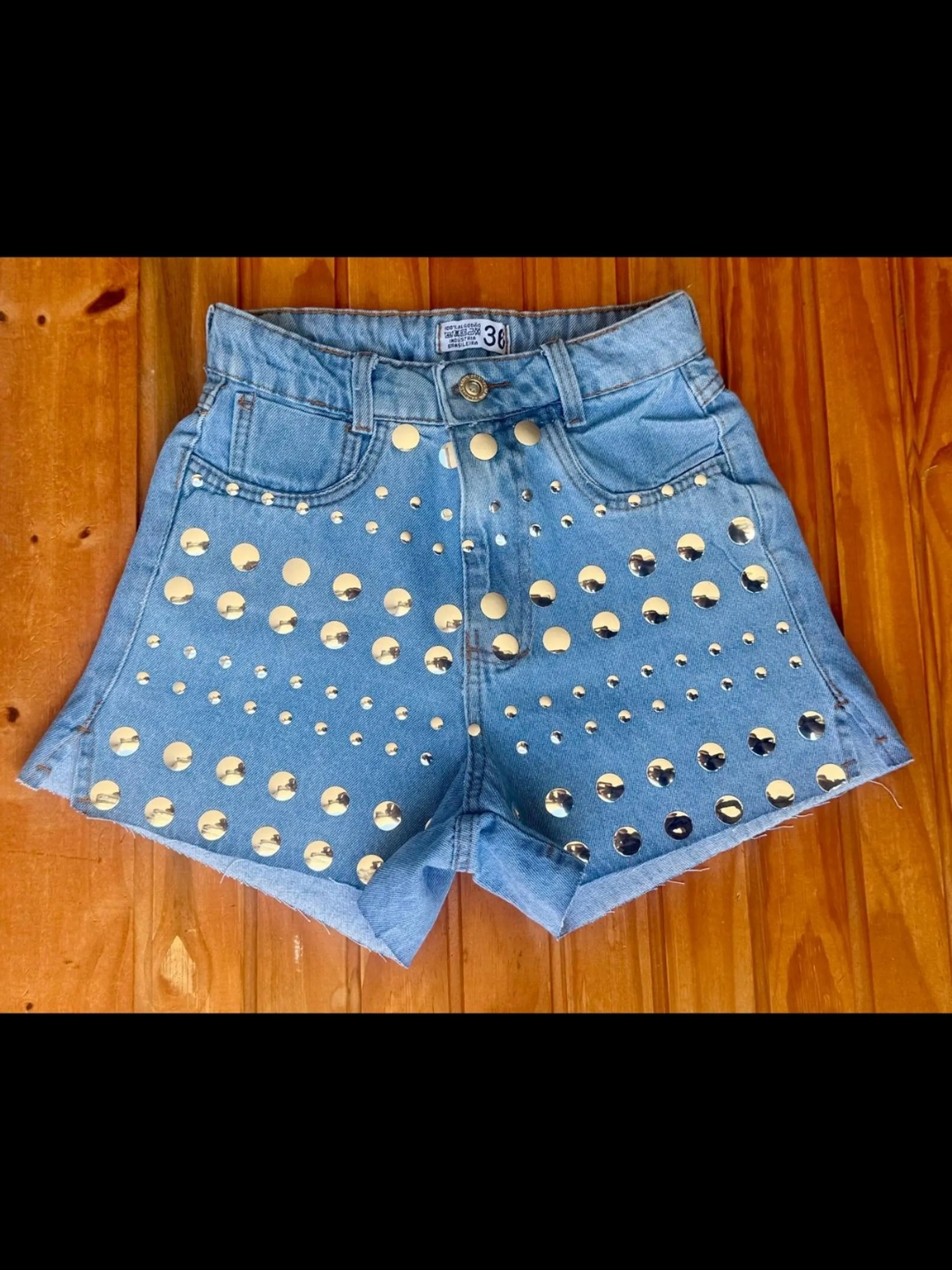 Short jeans com lantejoulas feminina