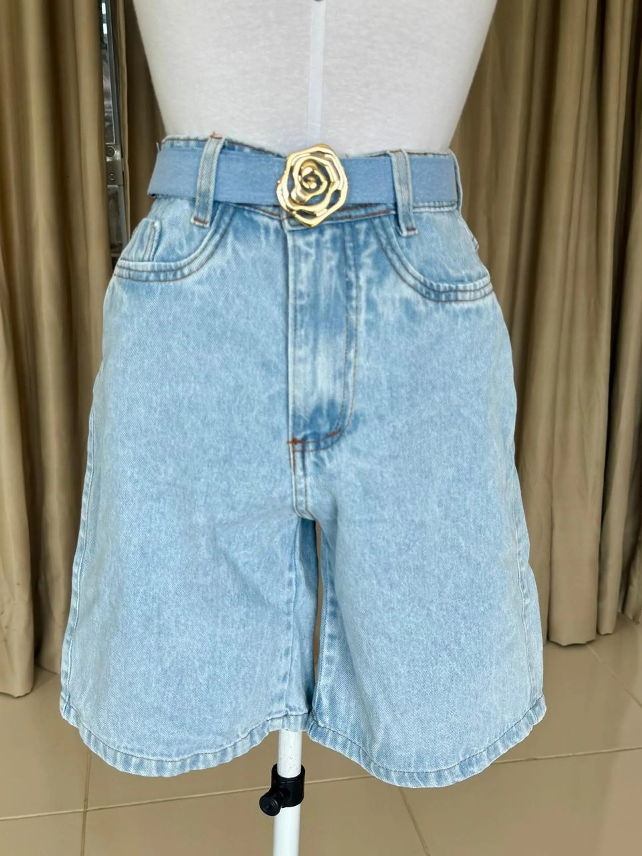 Bermuda jeans com cinto feminina