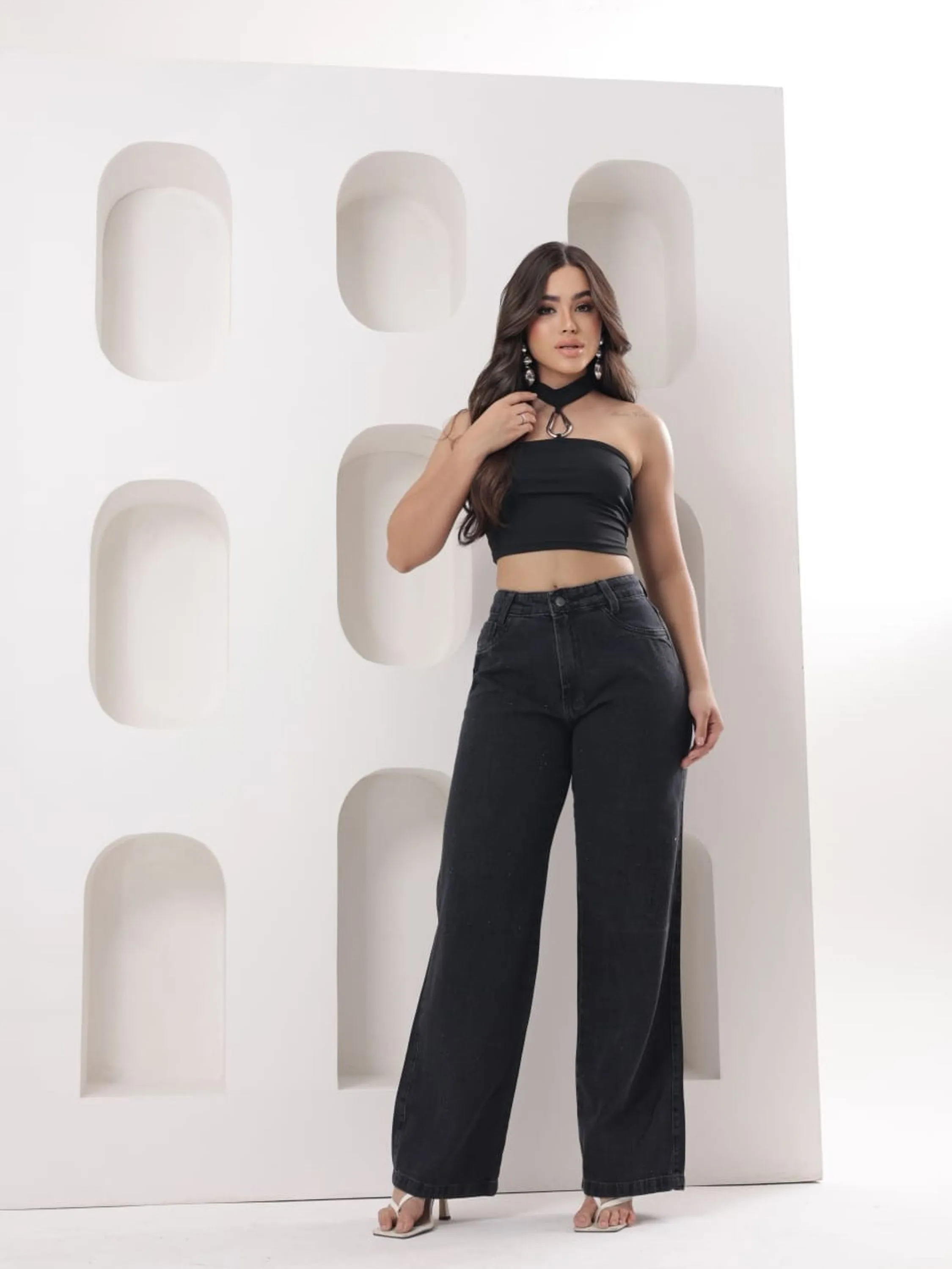 Calça jeans wide leg com pedra feminina