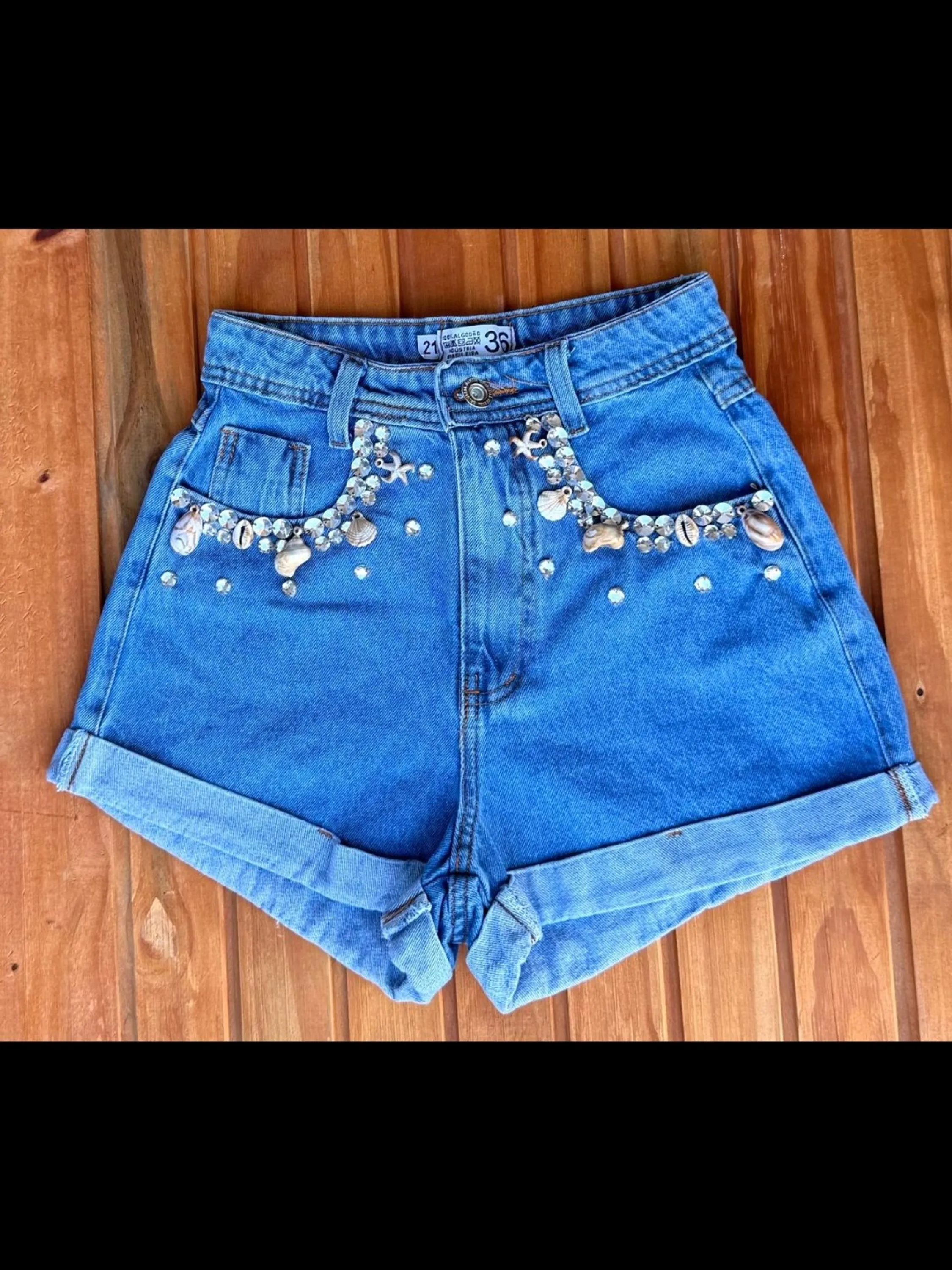 Shorts jeans com pedra feminina