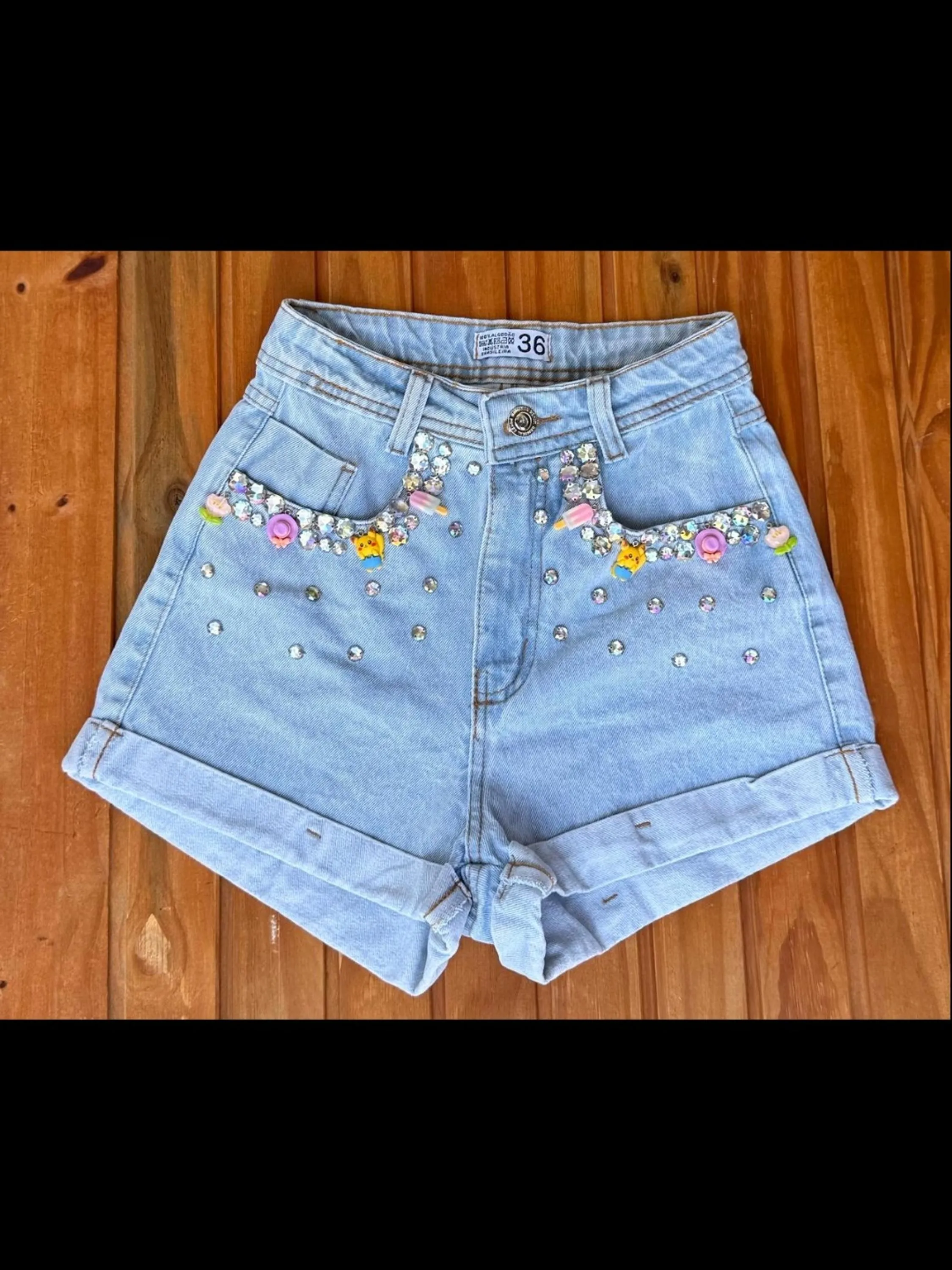 Shorts jeans com pedra feminina