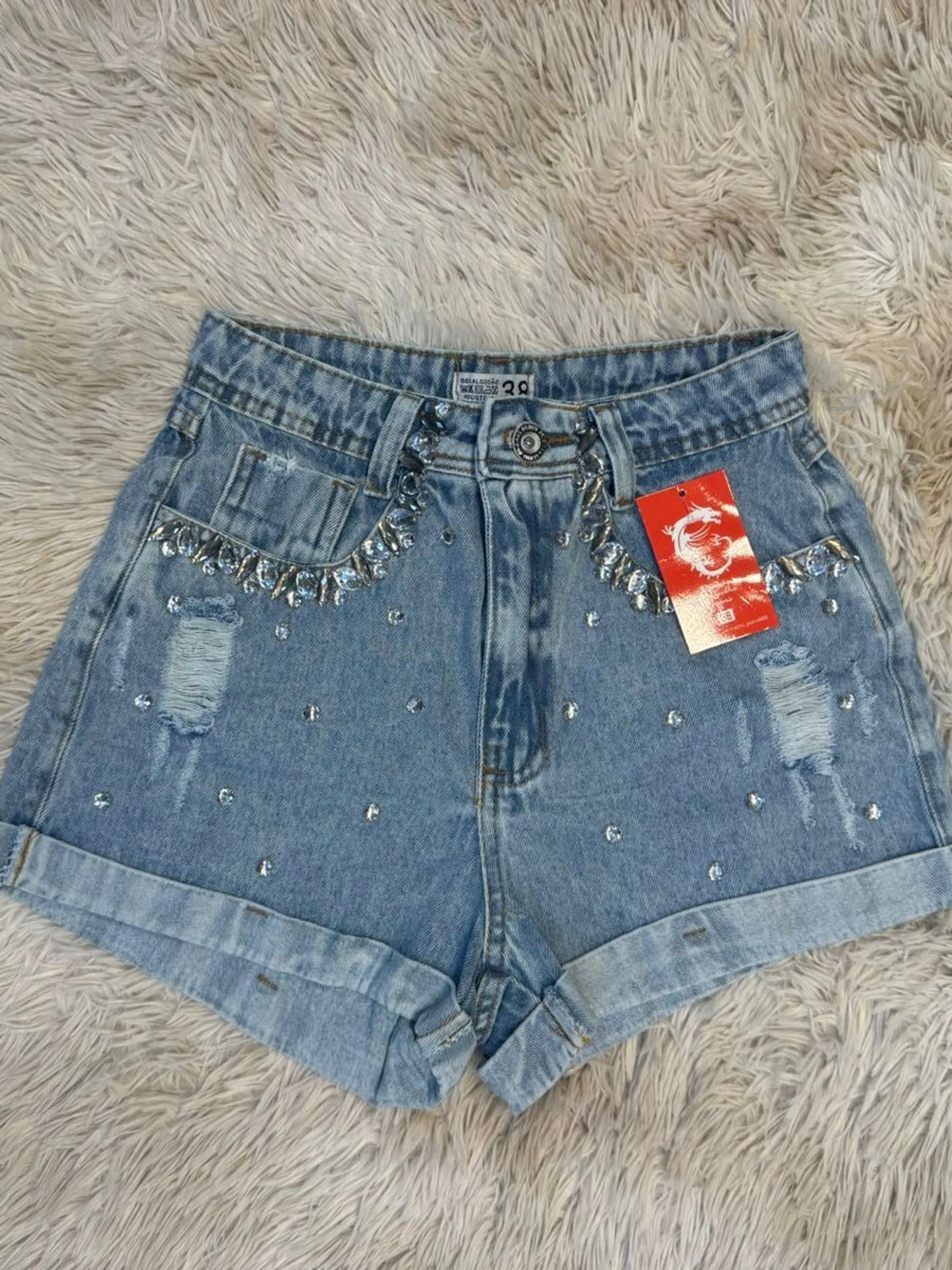 Shorts jeans com pedra feminina