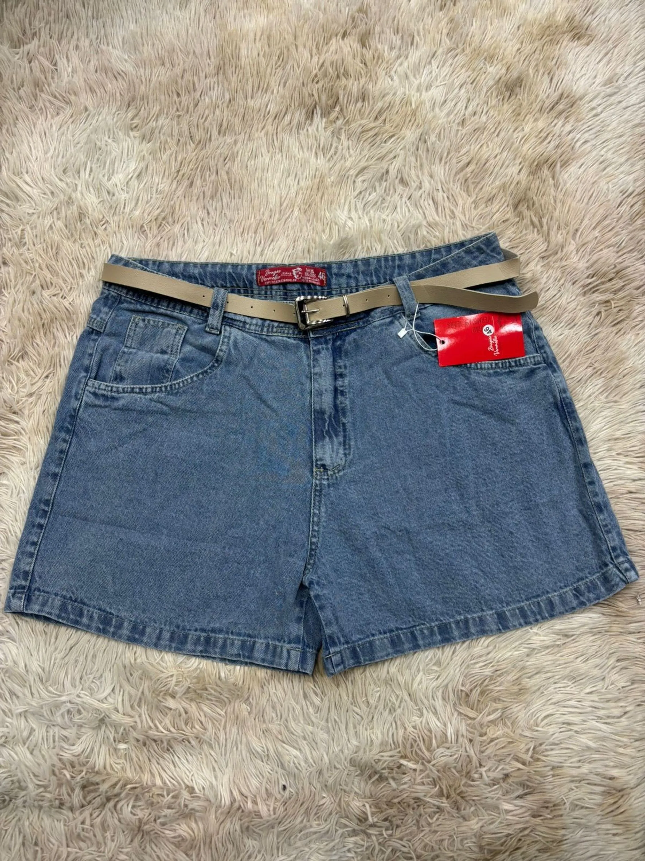 Short jeans plus size com cinto feminina