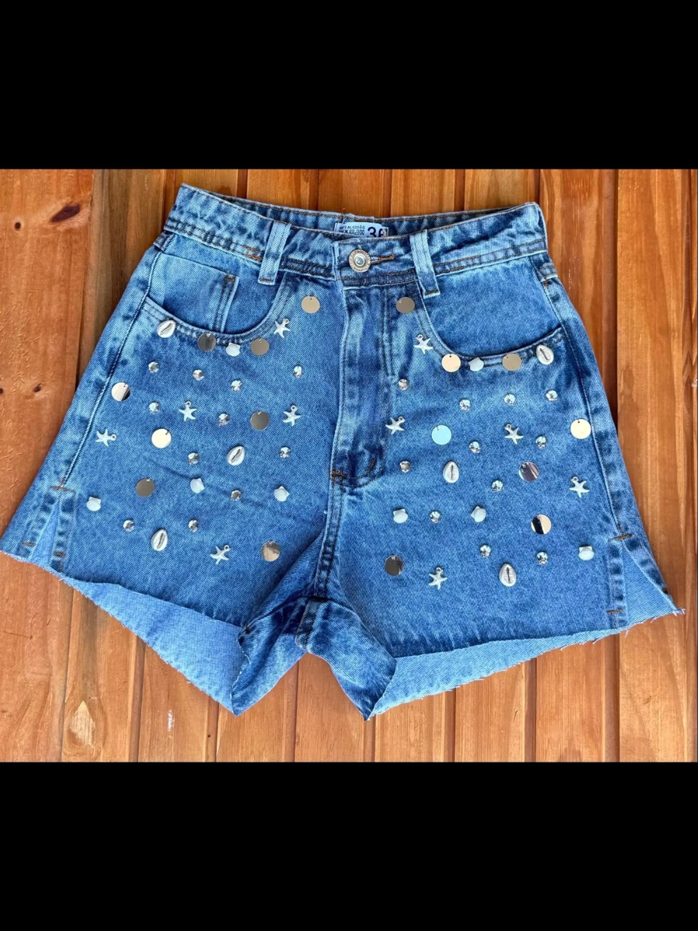 Shorts jeans com pedra feminina