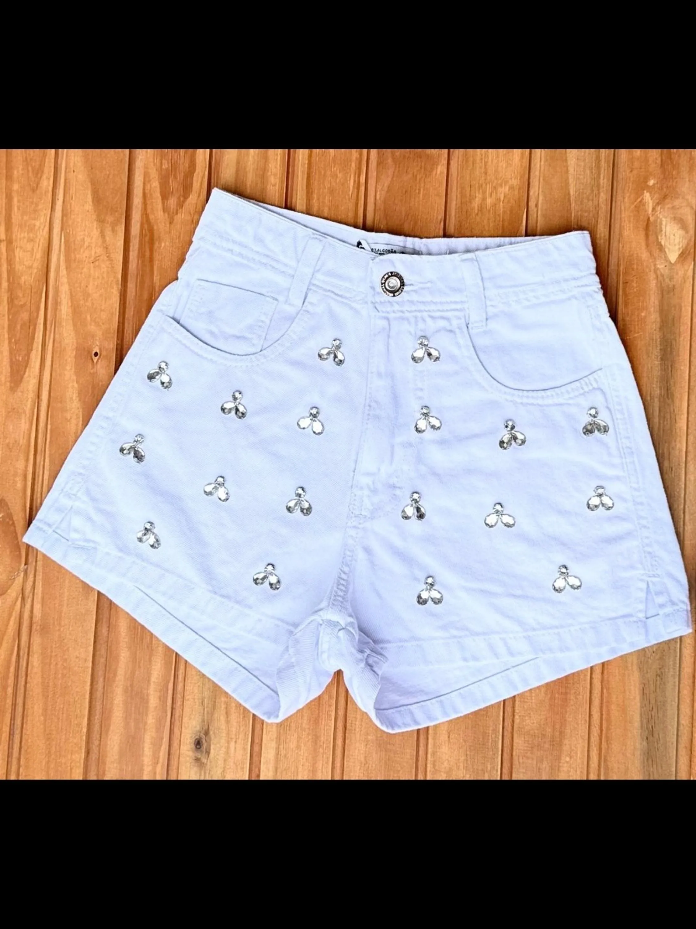 Short jeans com pedra feminina